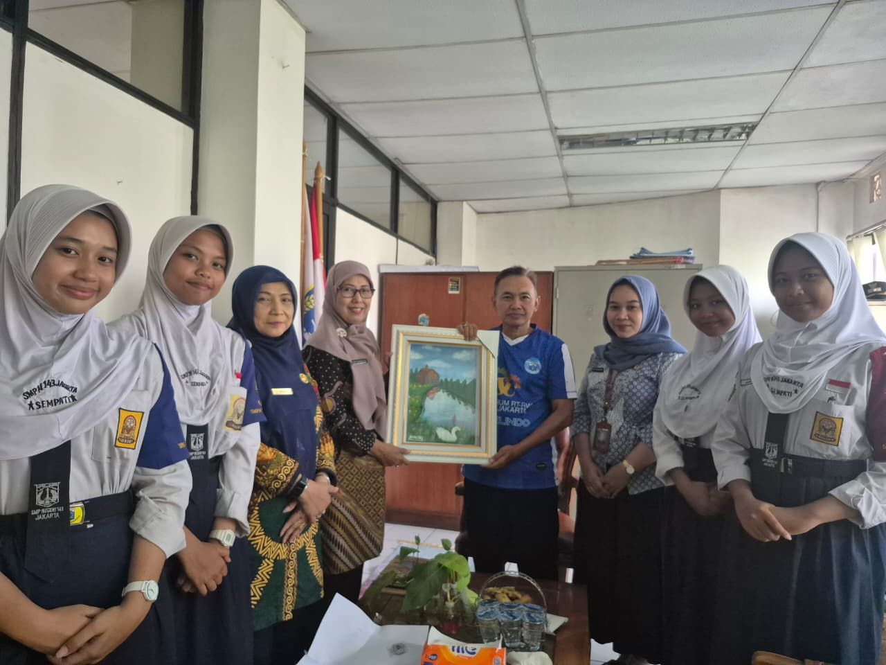 Sekolah SMPN 143 Kunjungi Kantor Kelurahan Cilincing dalam Rangka Hari Pendidikan Nasional 3