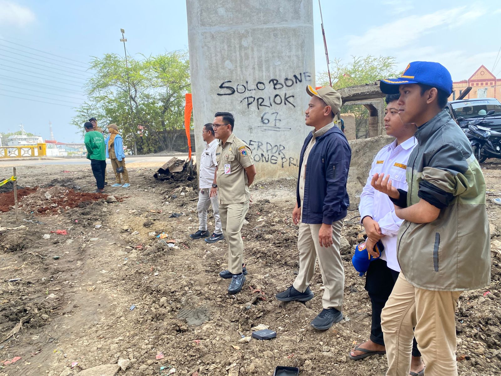 Wakil Camat Tanjung Priok Tinjau Langsung Penataan TPS di RW 015 Kelurahan Tanjung Priok 3