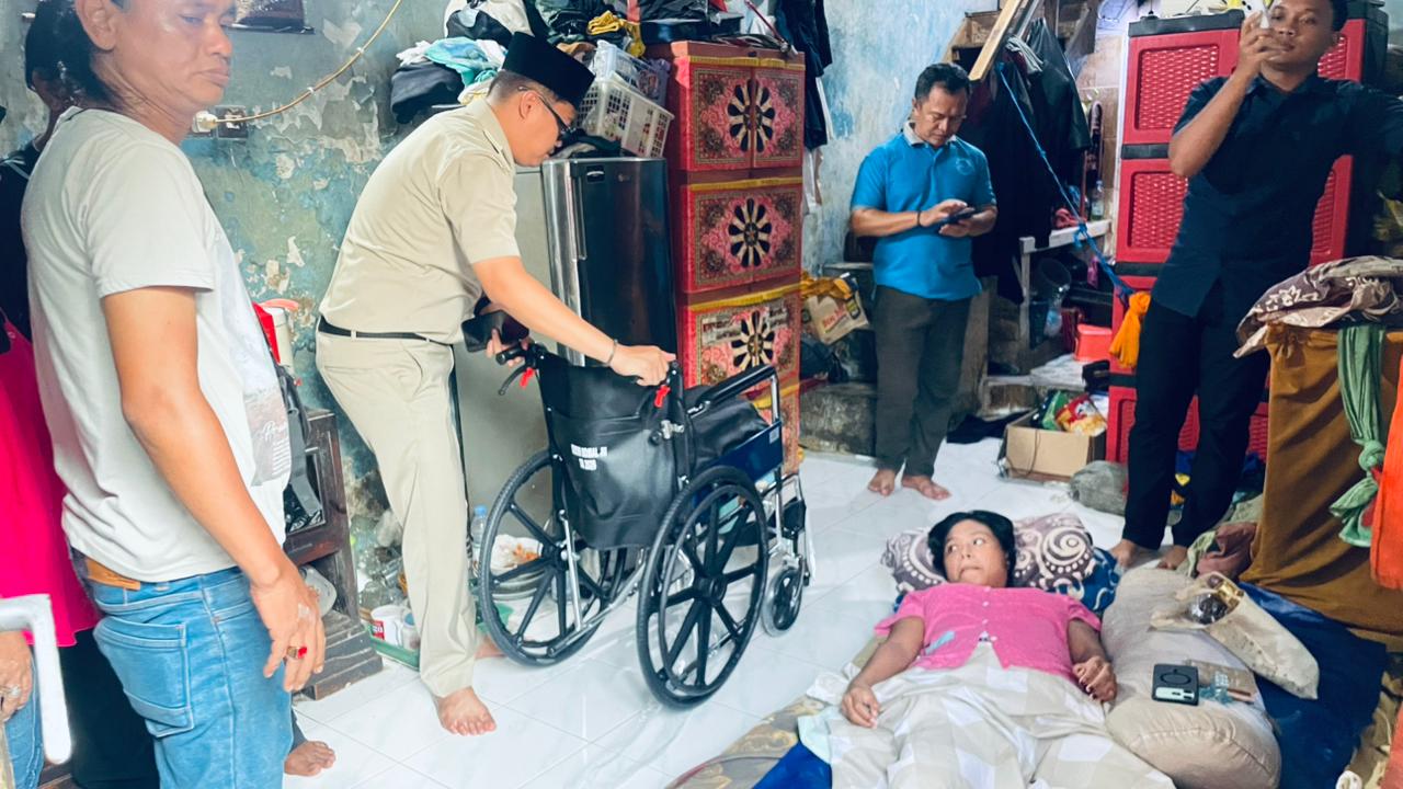 Serah Terima Alat Bantu Fisik Berupa Kursi Roda. 1