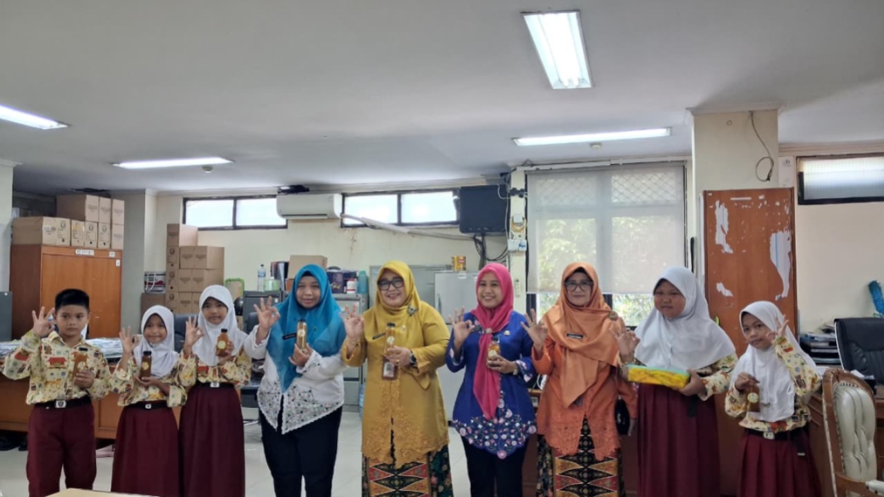 KUNJUNGAN KEPALA SEKOLAH SDN 03 ROROTAN MEMPERKANALKAN OLAHAN URBAN FARMING SEKOLAH DALAM RANGKA MEMPERINGATI HARDIKNAS 2