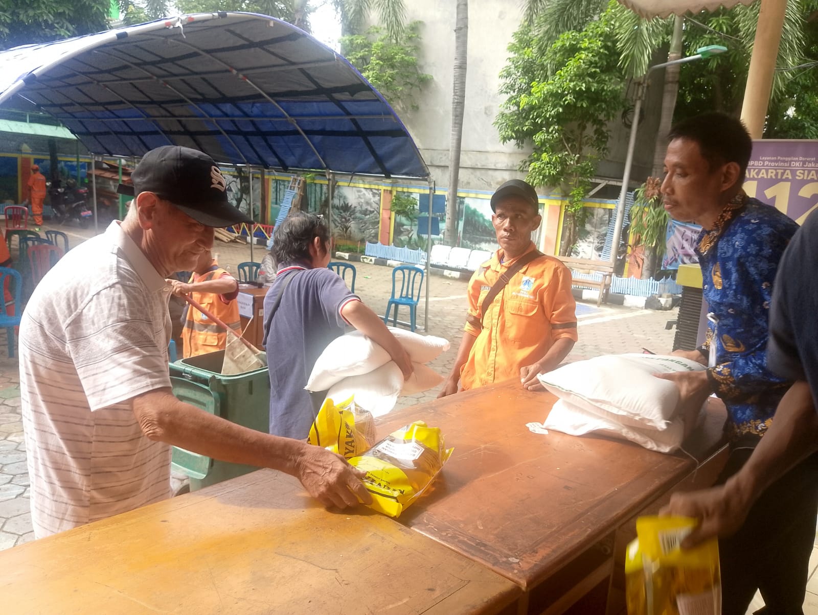 PENDISTRIBUSIAN BANTUAN PANGAN BERAS DAN MINYAK DARI PEMERINTAH DI KELURAHAN PADEMANGAN TIMUR 5