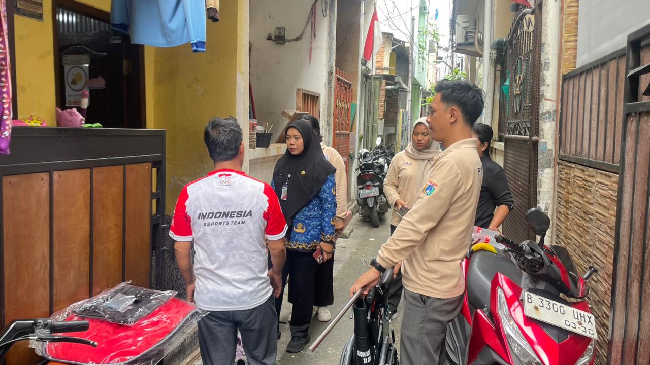 Kelurahan Pademangan Barat Serahkan Bantuan Kursi Roda kepada Warga di RW 11 3