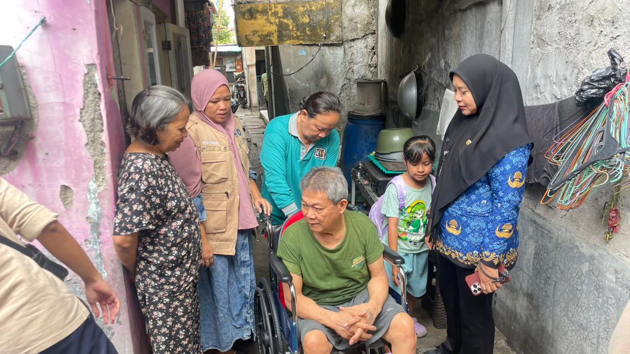 Kelurahan Pademangan Barat Serahkan Bantuan Kursi Roda kepada Warga di RW 12 2