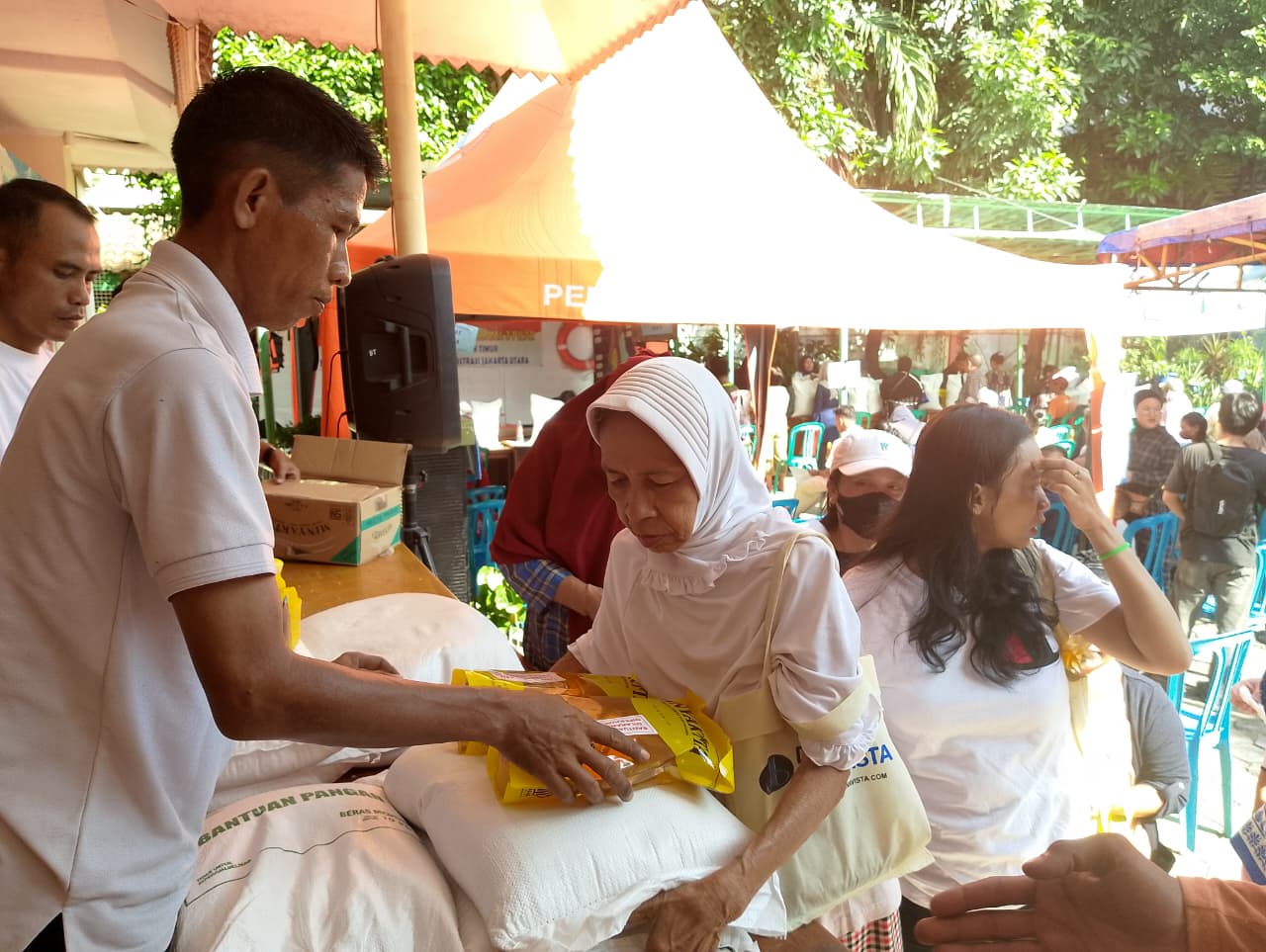 PENDISTRIBUSIAN BANTUAN PANGAN BERAS DAN MINYAK ALOKASI FEBRUARI–MARET 2026 DI KELURAHAN PADEMANGAN TIMUR 6