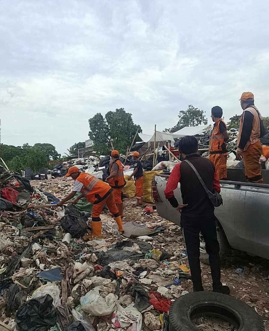 PPSU Kelurahan Pejagalan Bersihkan Tumpukan Sampah di Jl Kepanduan 2 1