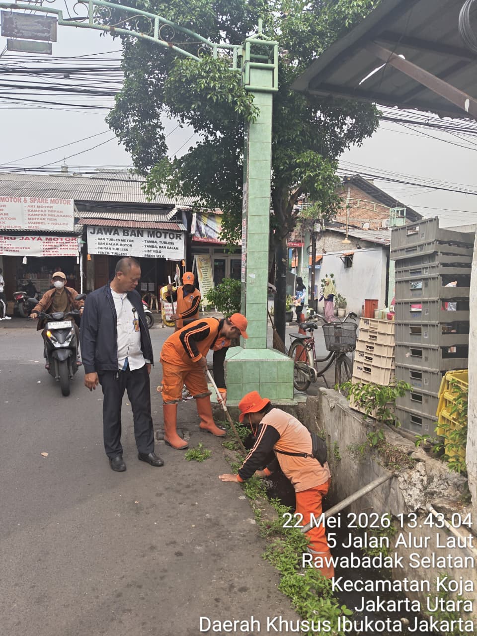 Monitoring Saluran di Jl. K I, Kelurahan Rawa Badak Selatan Pastikan Aliran Air Tetap Lancar 5