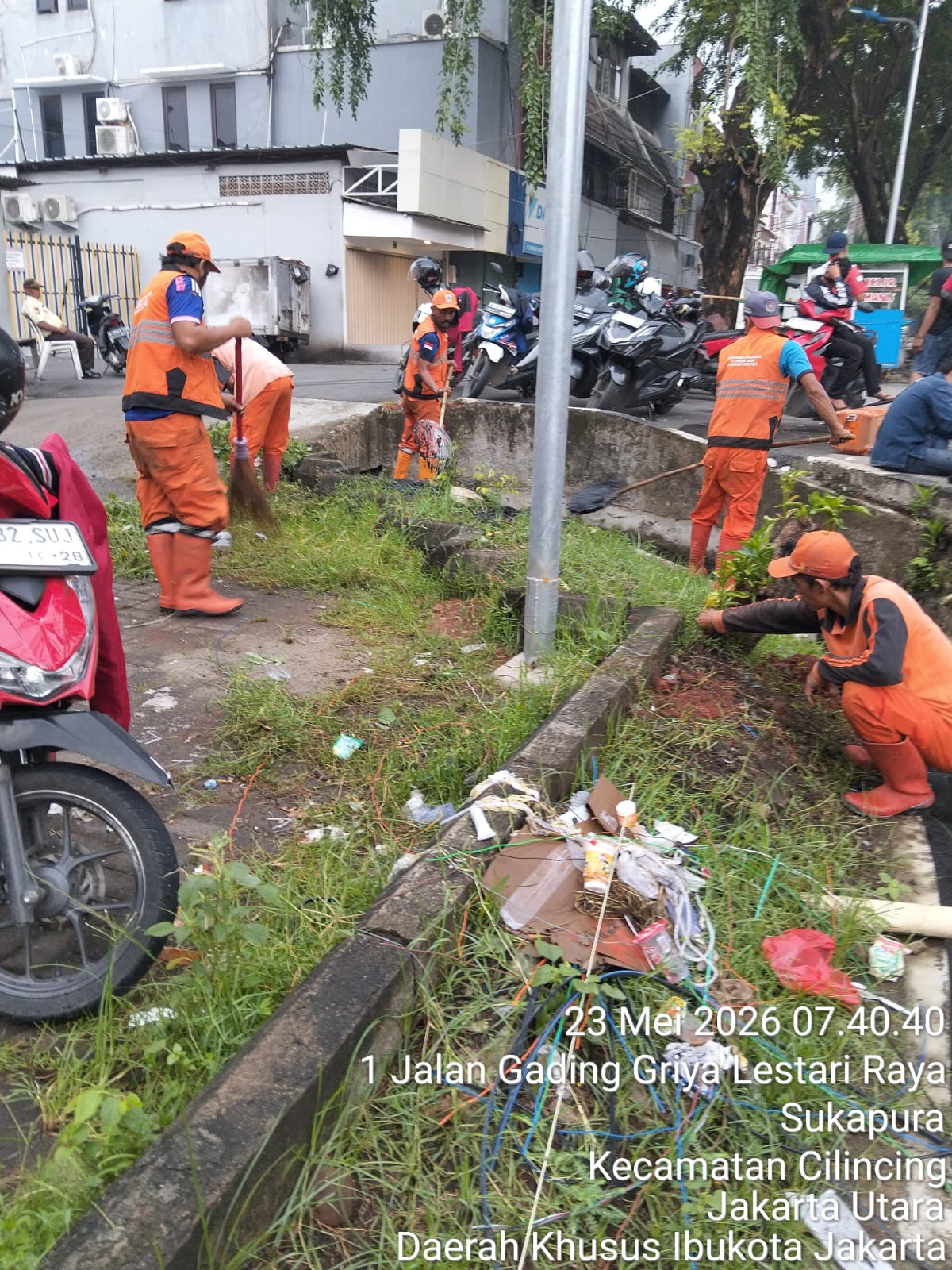 Antisipasi Banjir, Pasukan PPSU Gencarkan Pembersihan Saluran Air di RW 012 Kelurahan Sukapura 3