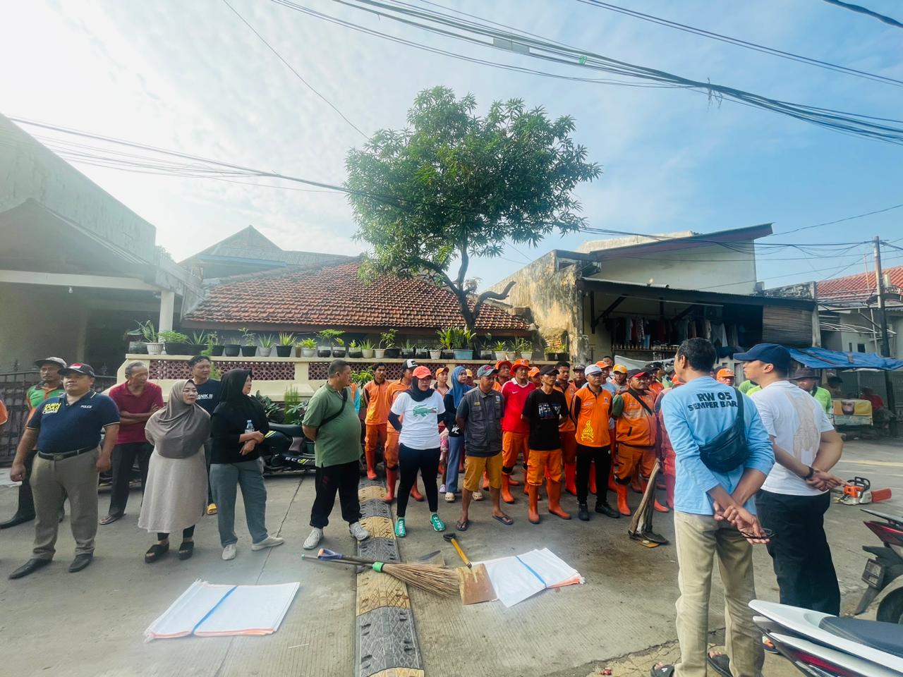 GIAT KERJA BAKTI DI WILAYAH RW 05 KELURAHAN SEMPER BARAT 4