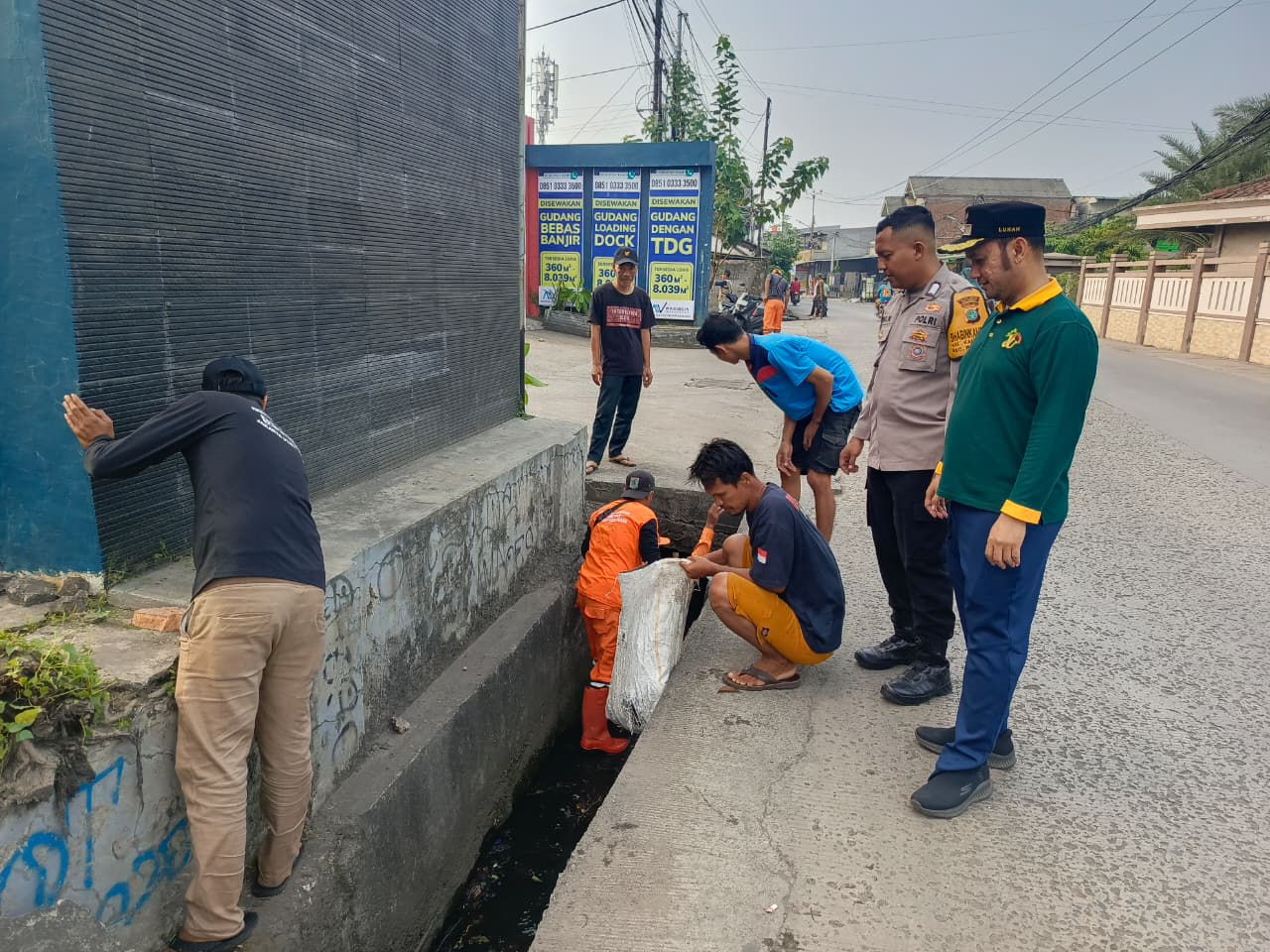 Kerja Bakti Bersama di  RT 04 RW 02 Kamal Muara Perkuat Kebersamaan dan Wujudkan Lingkungan Bersih 6