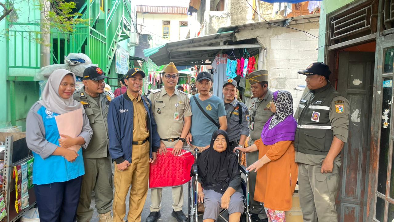 Serah Terima alat bantu fisik berupa Kursi Roda. 7