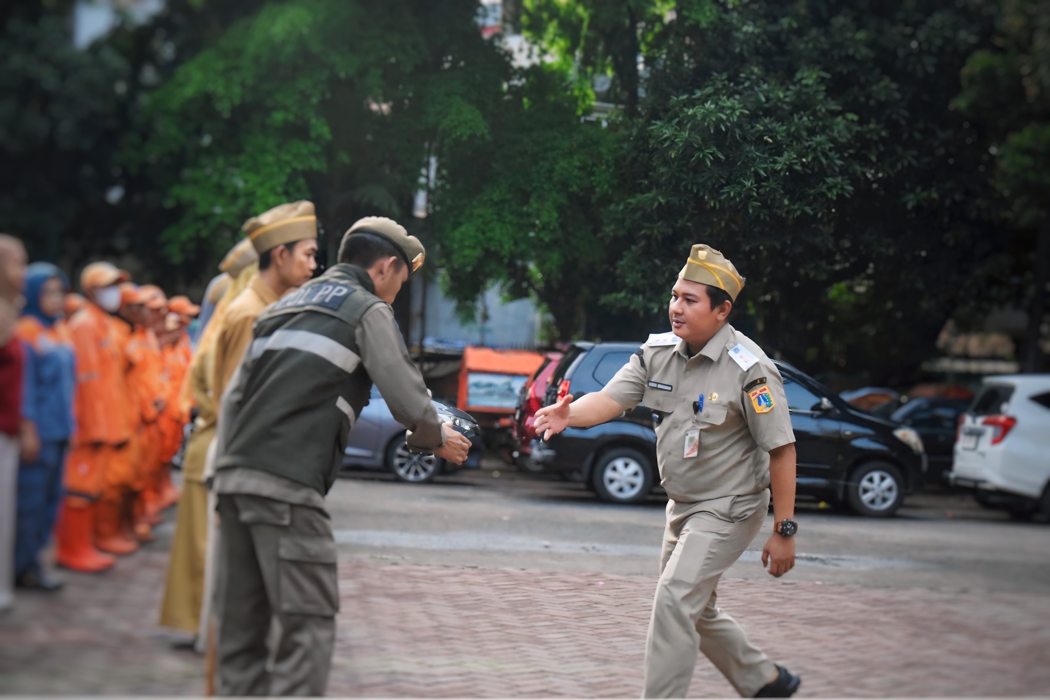 Tingkatkan Kedisiplinan Pelayanan, ASN dan PJLP Kelurahan Pejagalan Gelar Apel Bersama 6