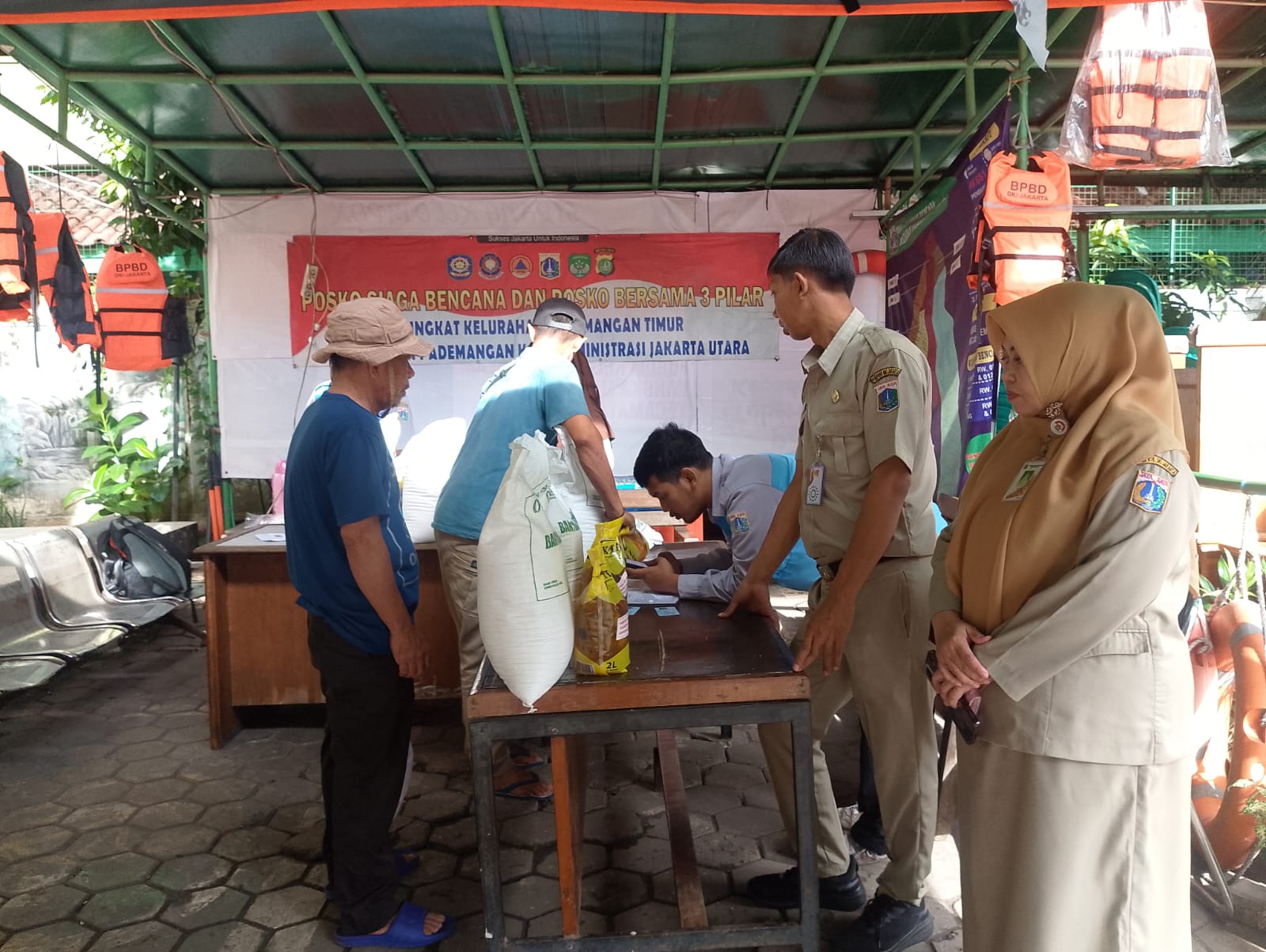 PENDISTRIBUSIAN BANTUAN PEMERINTAH BERUPA BERAS DAN MINYAK ALOKASI FEBRUARI–MARET 2026 4