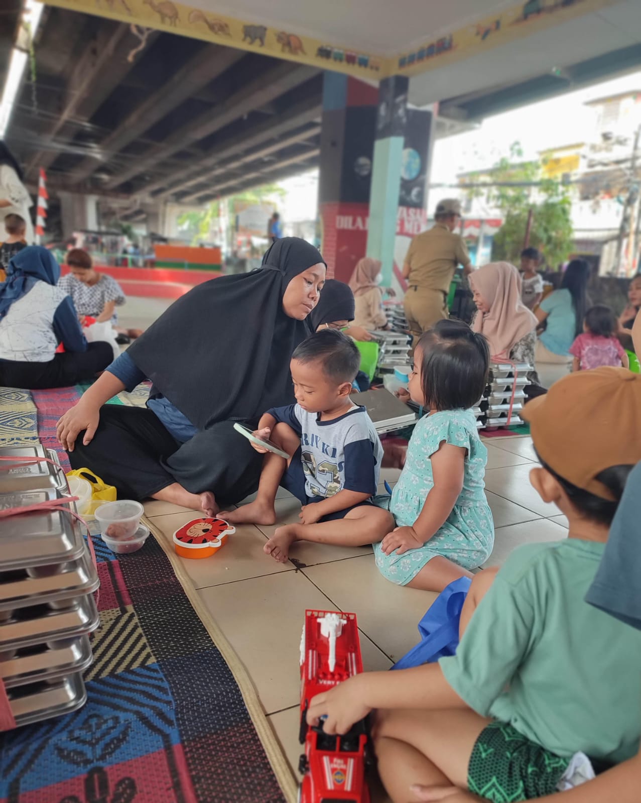 Pendistribusian MBG di RPTRA Berjalan Lancar, Warga Sambut Antusias 4