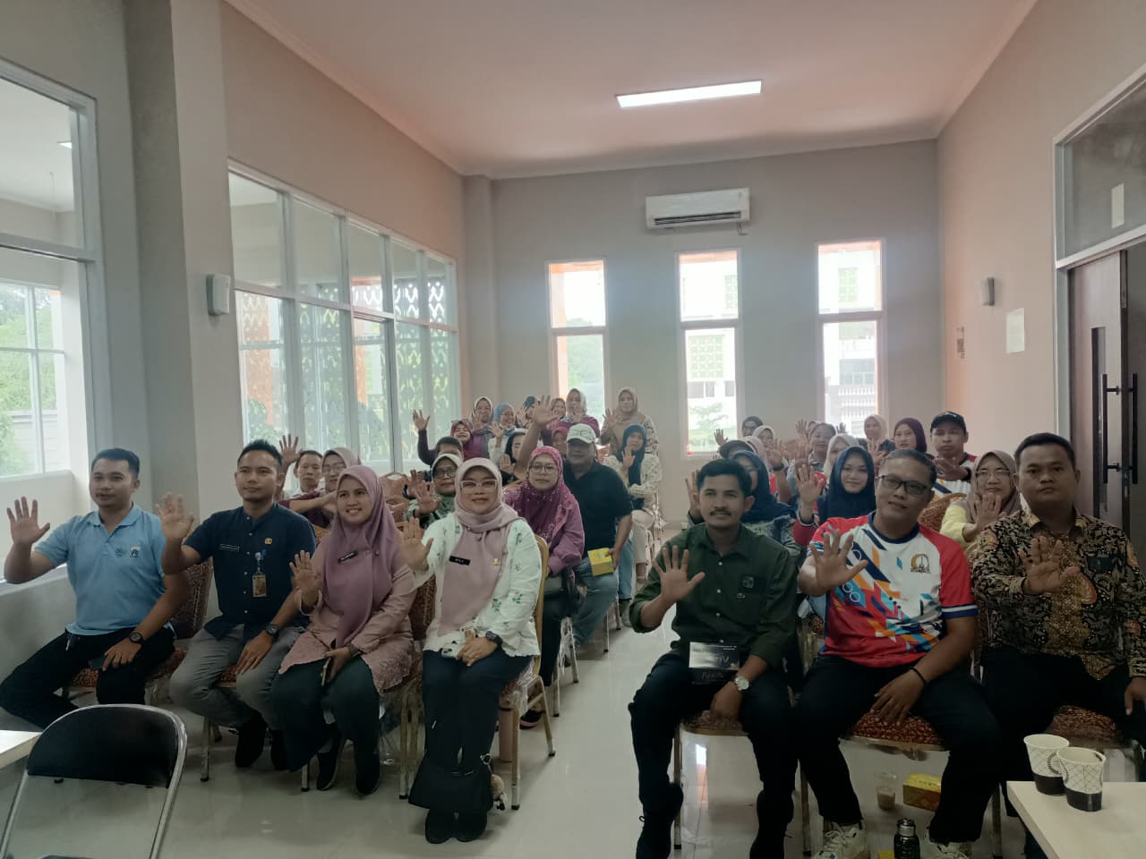 Jum'at, 22 Mei 2026 Kasi Ekonomi dan Pembangunan Ibu Mila Des Arifanti menghadiri Kegiatan Sosialisasi Pilah Sampah di Recycle Business Unit Lingkungan Hidup (Kantor Sudin Lingkungan Hidup Kota Administrasi Jakarta Utara) 4