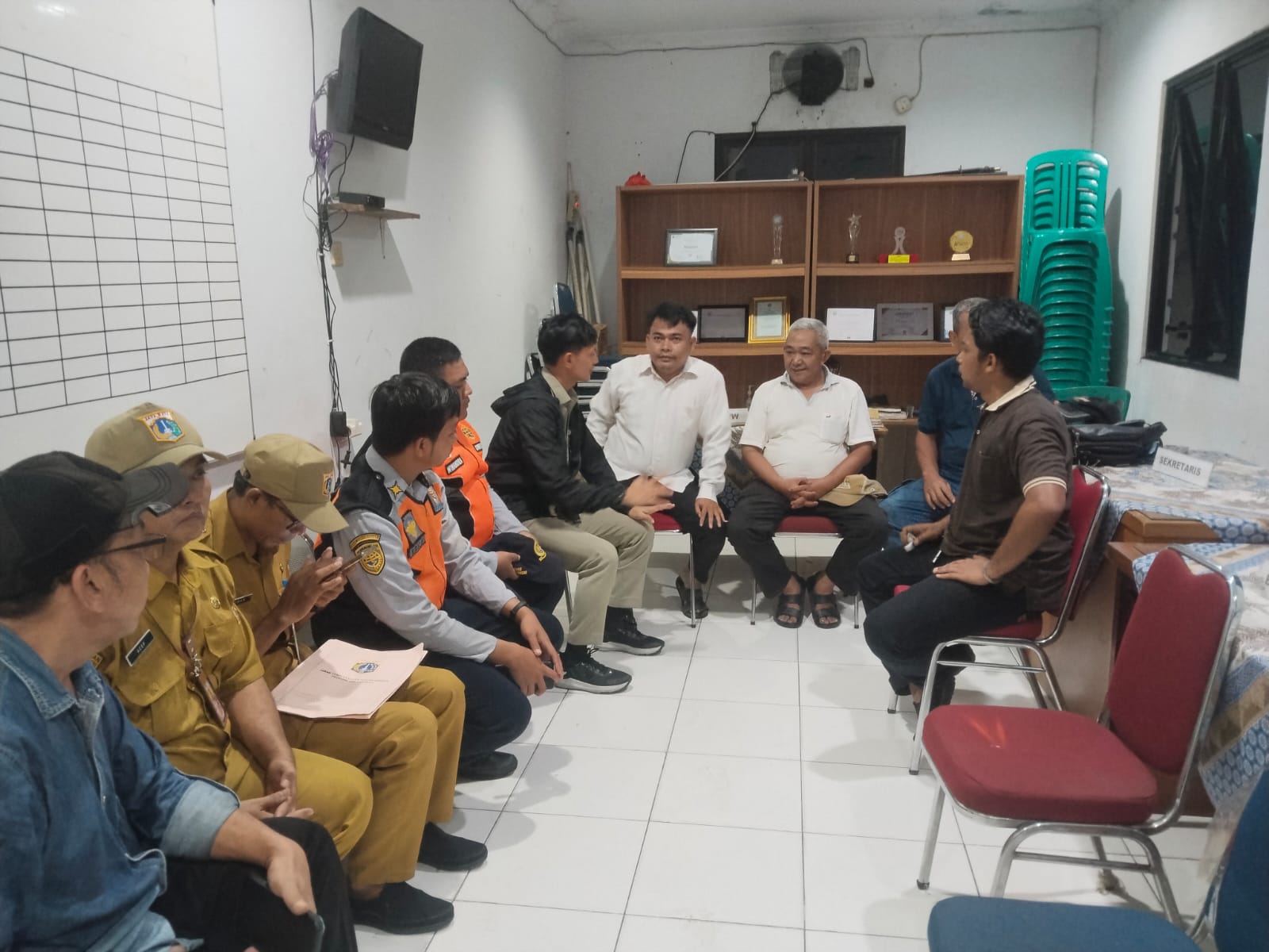 Pemberian dan sosialisasi terkait Surat Himbauan untuk RW 5 & 4 terkait pelaporan CRM parkir liar. 3