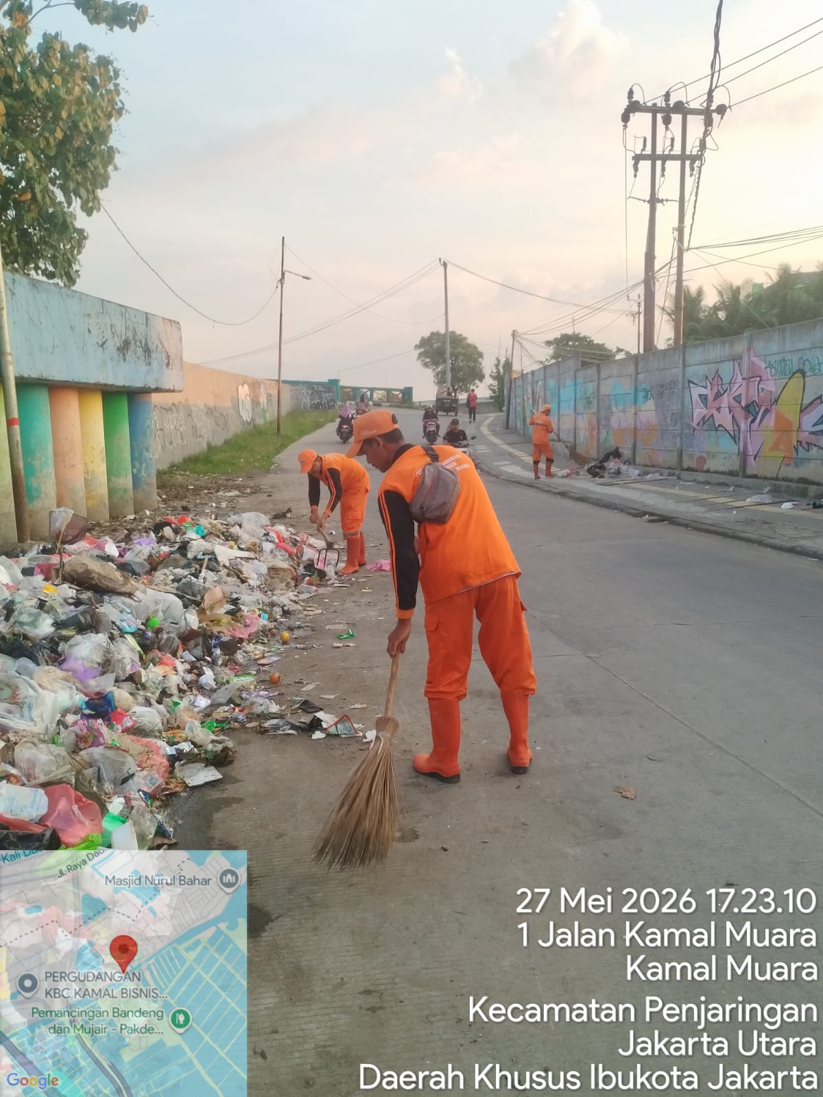 PPSU Kamal Muara Perkuat Kebersihan Lingkungan Melalui Penyapuan Jalan dan Penataan LPS di RW 01 6