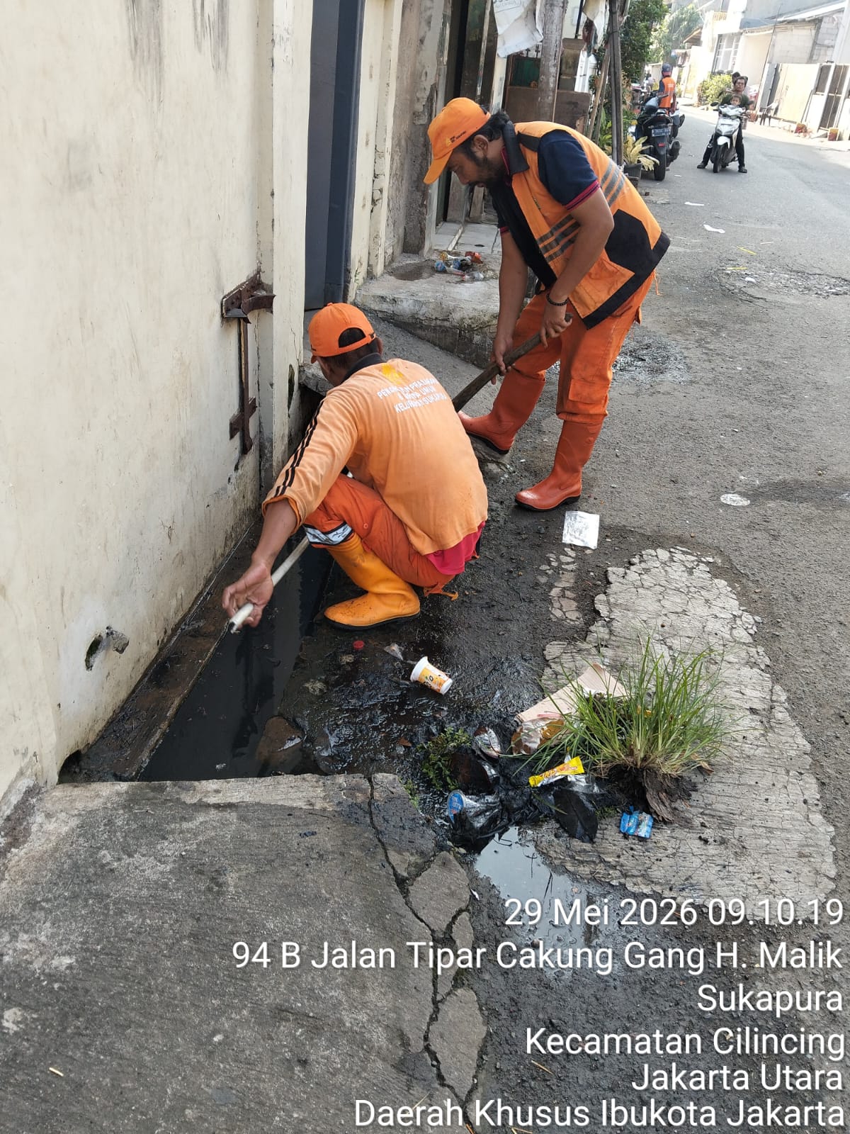 Antisipasi Banjir, PPSU Bersihkan Saluran Air di RT 006/RW 003 Kelurahan Sukapura 2