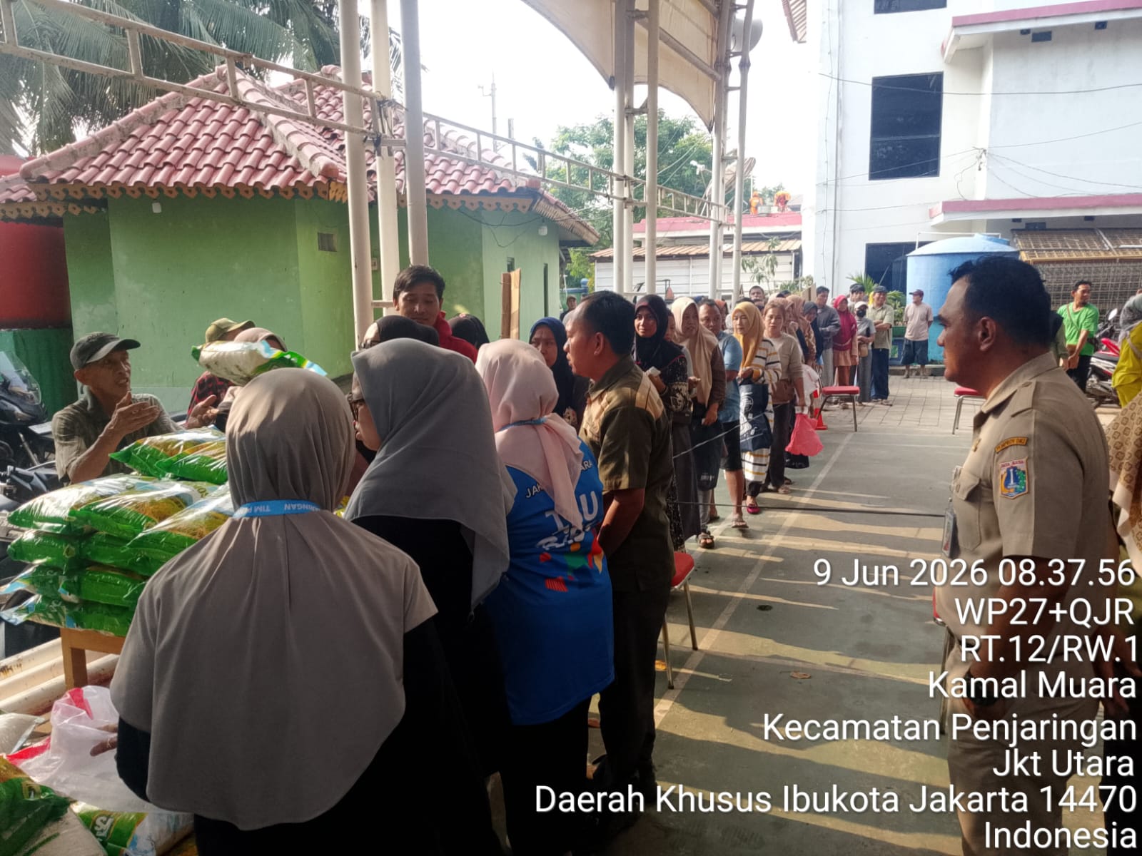Pelayanan pangan bersubsidi di Kelurahan Kamal Muara menjadi langkah nyata mendukung kesejahteraan masyarakat melalui penyediaan kebutuhan pokok yang terjangkau 3
