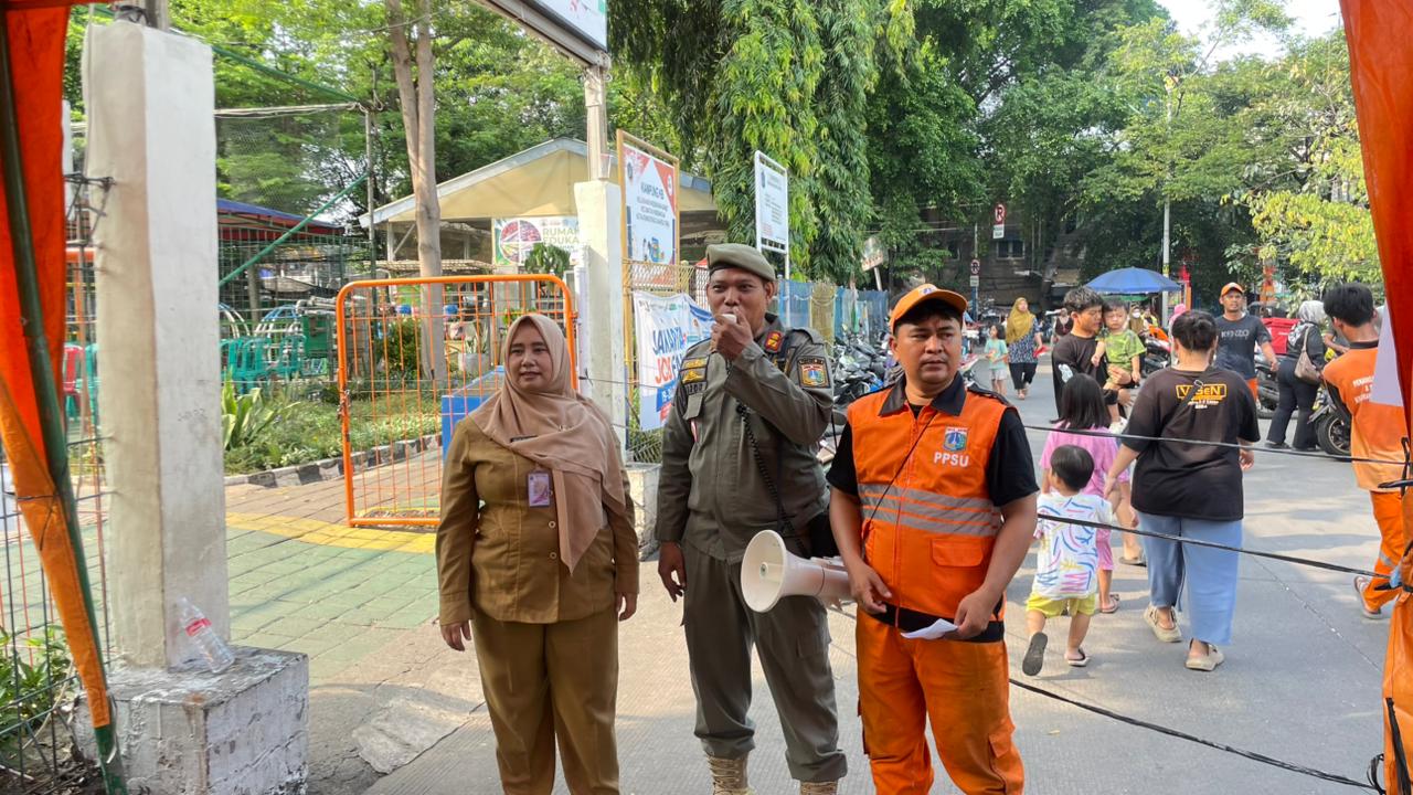 Pendistribusian Bantuan Beras dan Minyak Goreng Bulog Digelar di RPTRA Budi Mulia 4