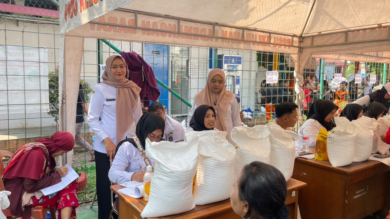 Pendistribusian Bantuan Beras dan Minyak Goreng Bulog Hari Kedua Berjalan Lancar di RPTRA Budi Mulia 5