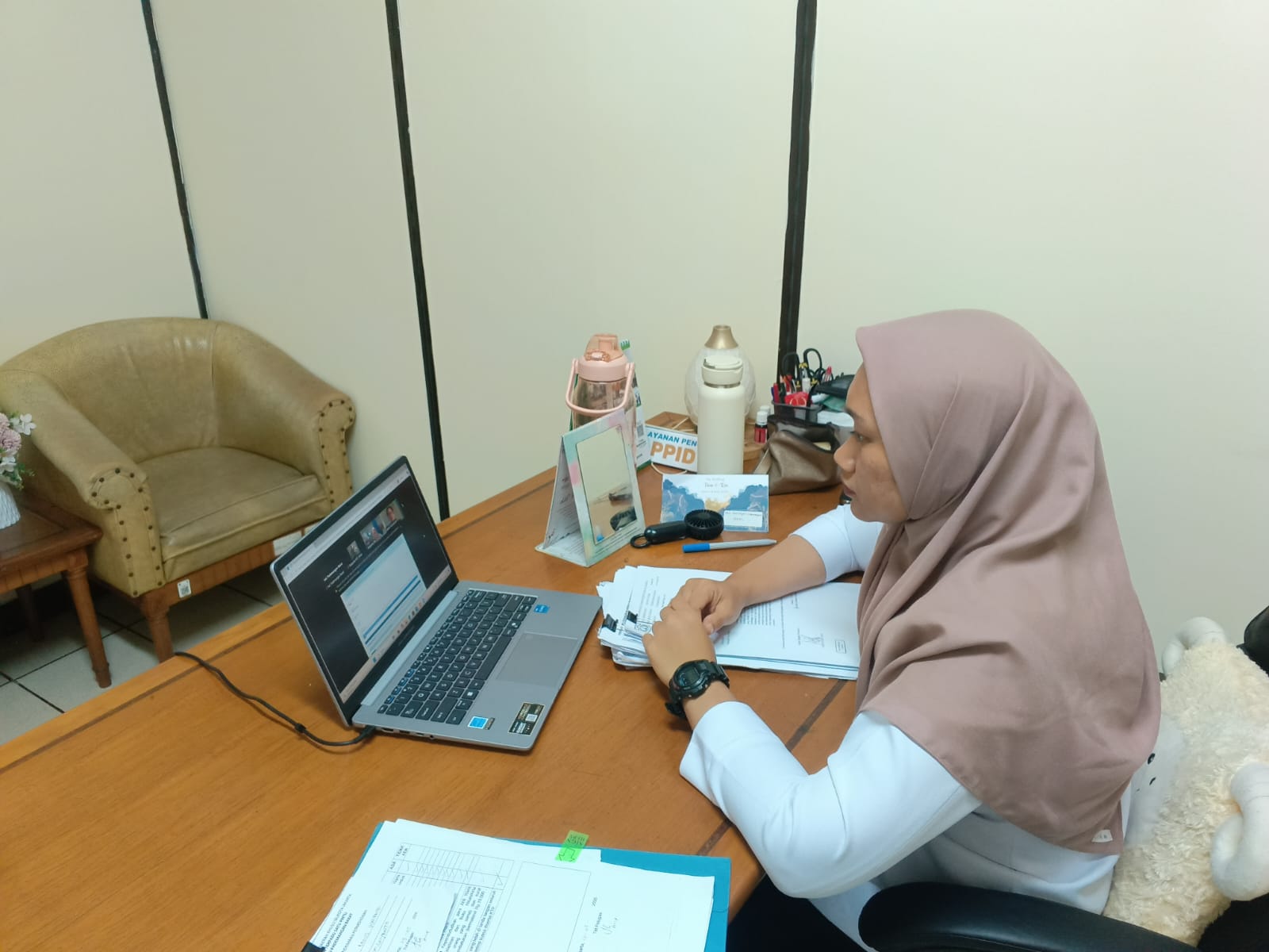 Sekretaris dan Bendahara Kelurahan Pademangan Barat Ikuti Sosialisasi Pendokumentasian Data Realisasi Kinerja dan Keuangan e-Dalev IPD-SIPD 2