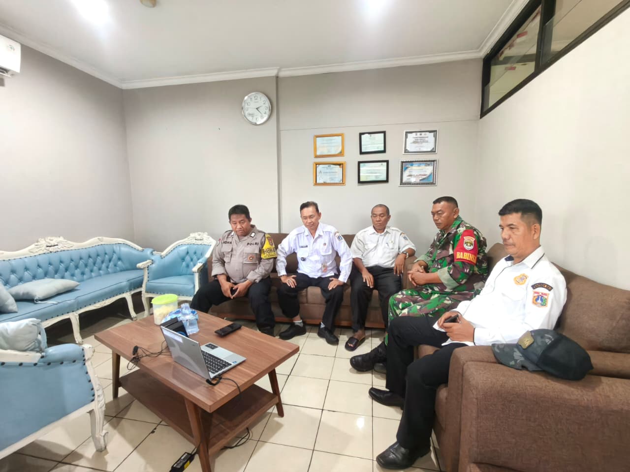Lurah Rawa Badak Selatan Mengikuti Zoom Meeting Bersama Unsur Pemerintahan dan Keamanan Wilayah 5