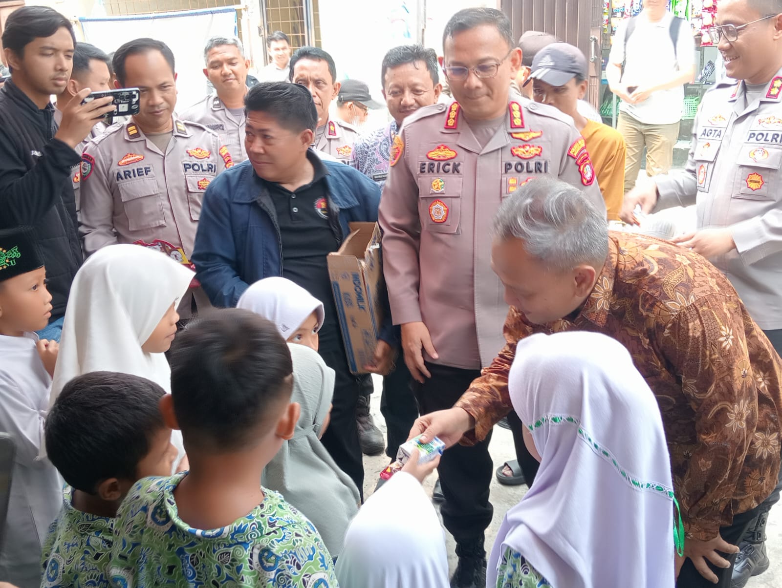 Jalin Kedekatan, Kapolres Metro Jakarta Utara Gelar Kegiatan 'One The Sport' dan Berbagi di Muara Baru 9