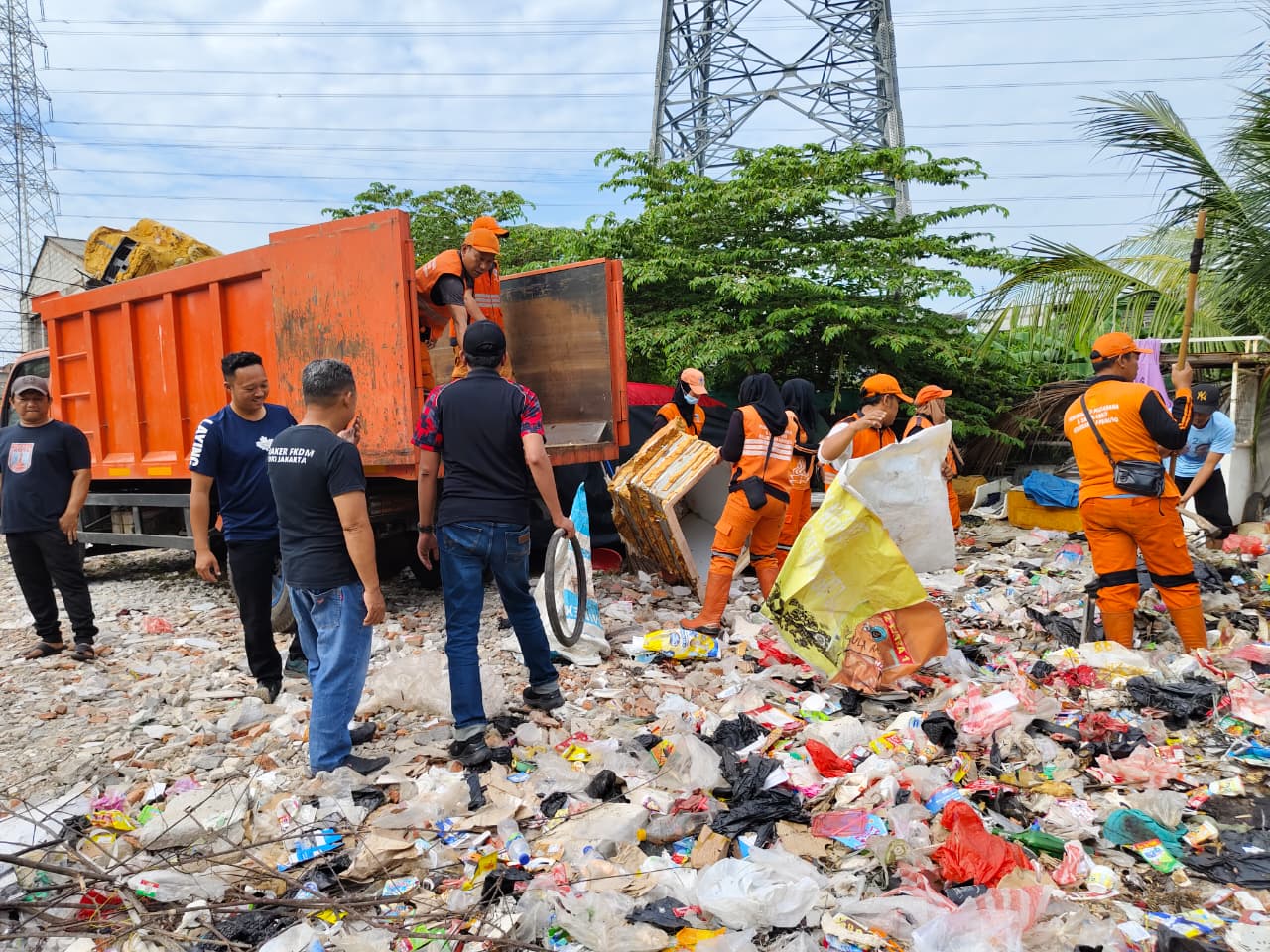 Kelurahan Papanggo Bersama Warga RW 08 Gelar Kerja Bakti dan Sambang Warga untuk Ciptakan Lingkungan Bersih dan Kondusif 6