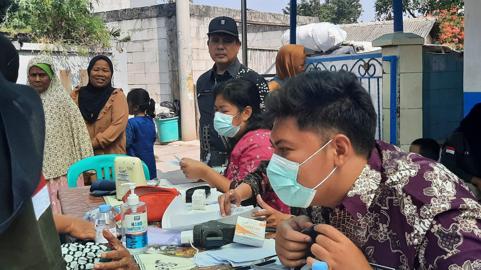 Kasi Kesra dan Staf Kelurahan Rawa Badak Selatan Monitoring Kegiatan Cek Kesehatan Gratis di RW 08 4