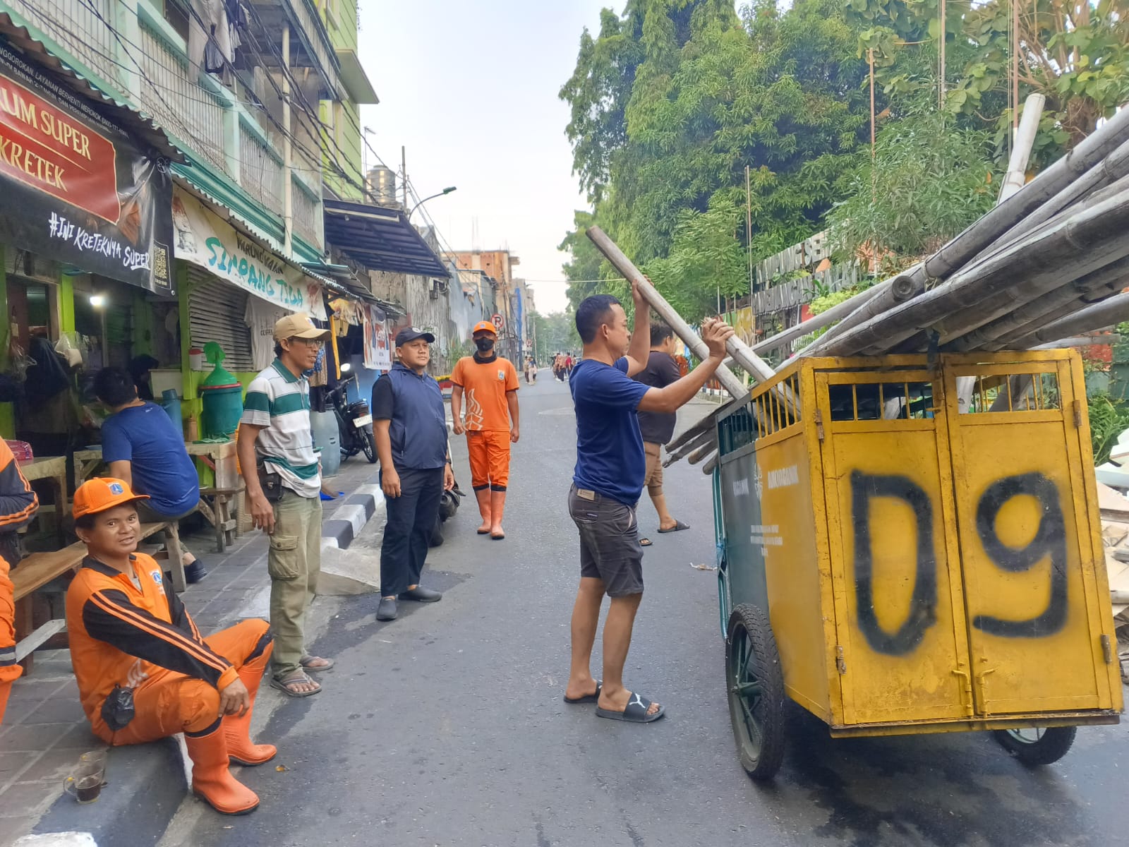 Kegiatan Kerja Bakti di RW 06 Perkuat Kepedulian Warga terhadap Kebersihan Lingkungan 4