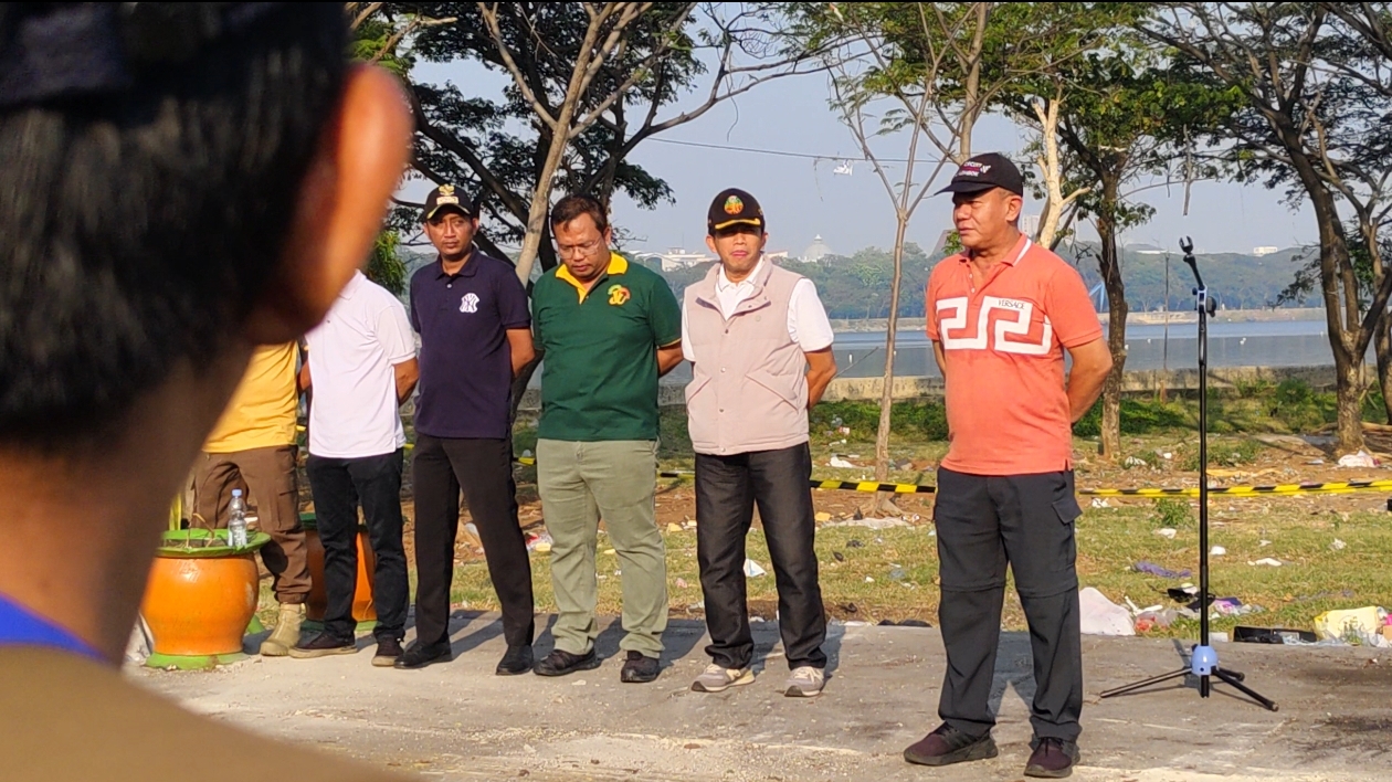 Kerja Bakti Gabungan Bersihkan Area TPS 3R Waduk Cincin, Wujud Sinergi Menjaga Kebersihan Lingkungan di Papanggo 10