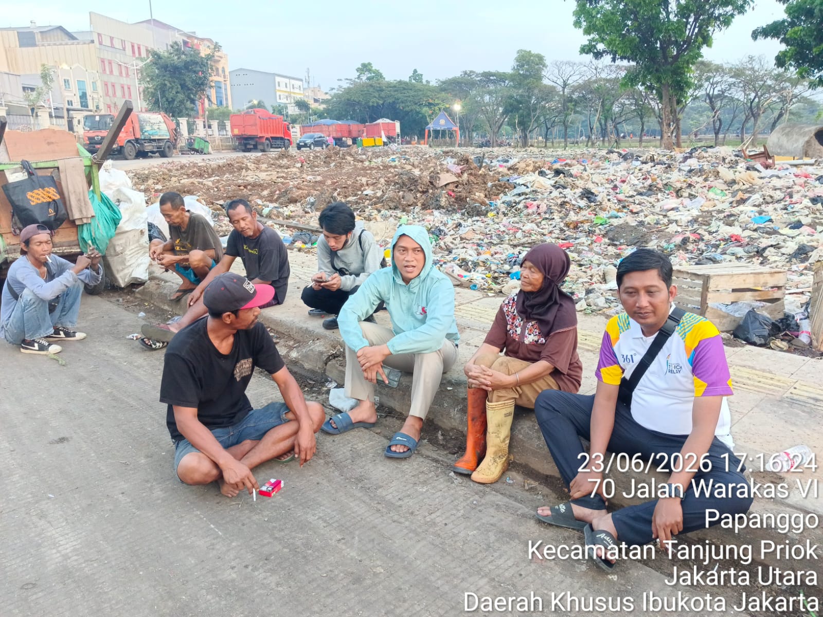 Wakil Camat Tanjung Priok Berikan Sosialisasi Penanganan Sampah kepada Pemulung di TPS 3R Waduk Cincin Papanggo 3