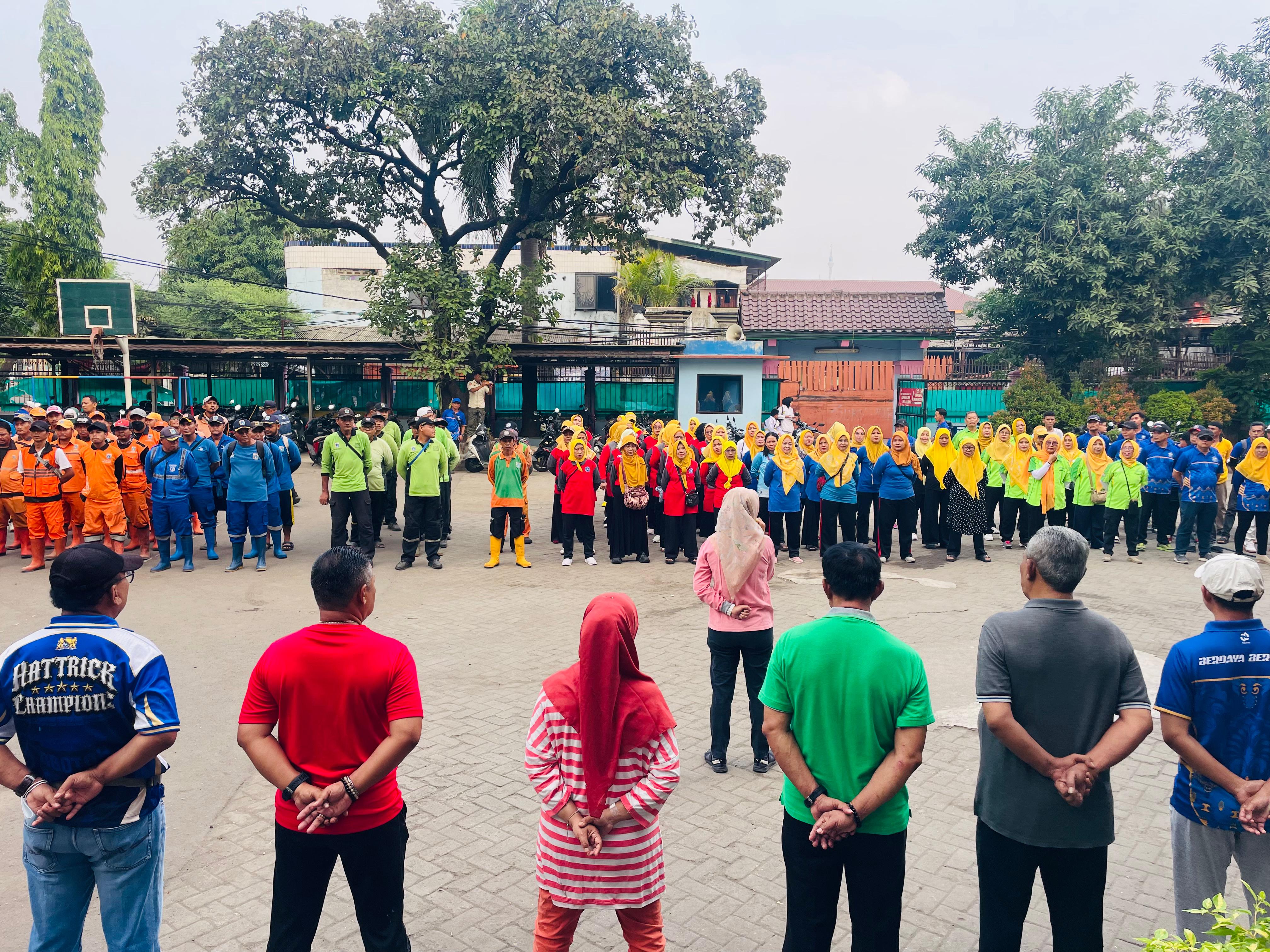 Kerja Bakti masal di wilayah RW.009 Kelurahan Semper Barat 5