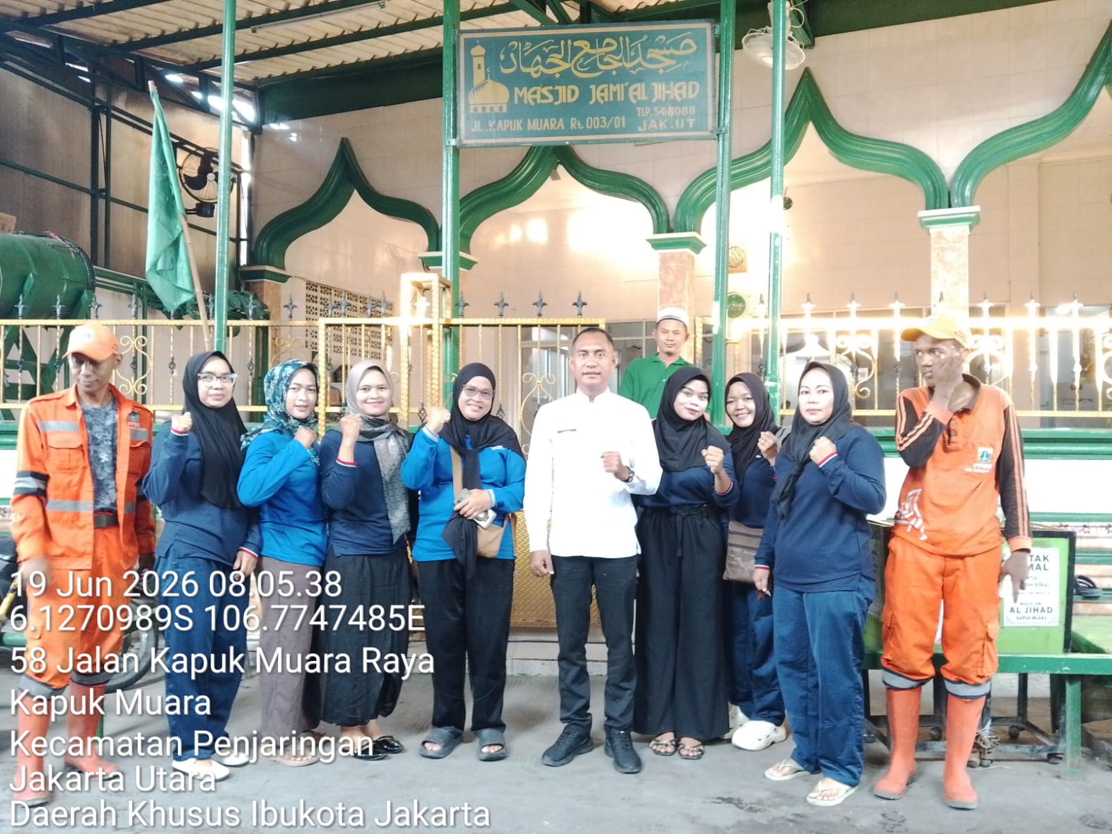 Kegiatan Gerakan Bersih-Bersih Masjid di Masjid Jami Al-Hajihad RW 01 Kelurahan Kapuk Muara 6