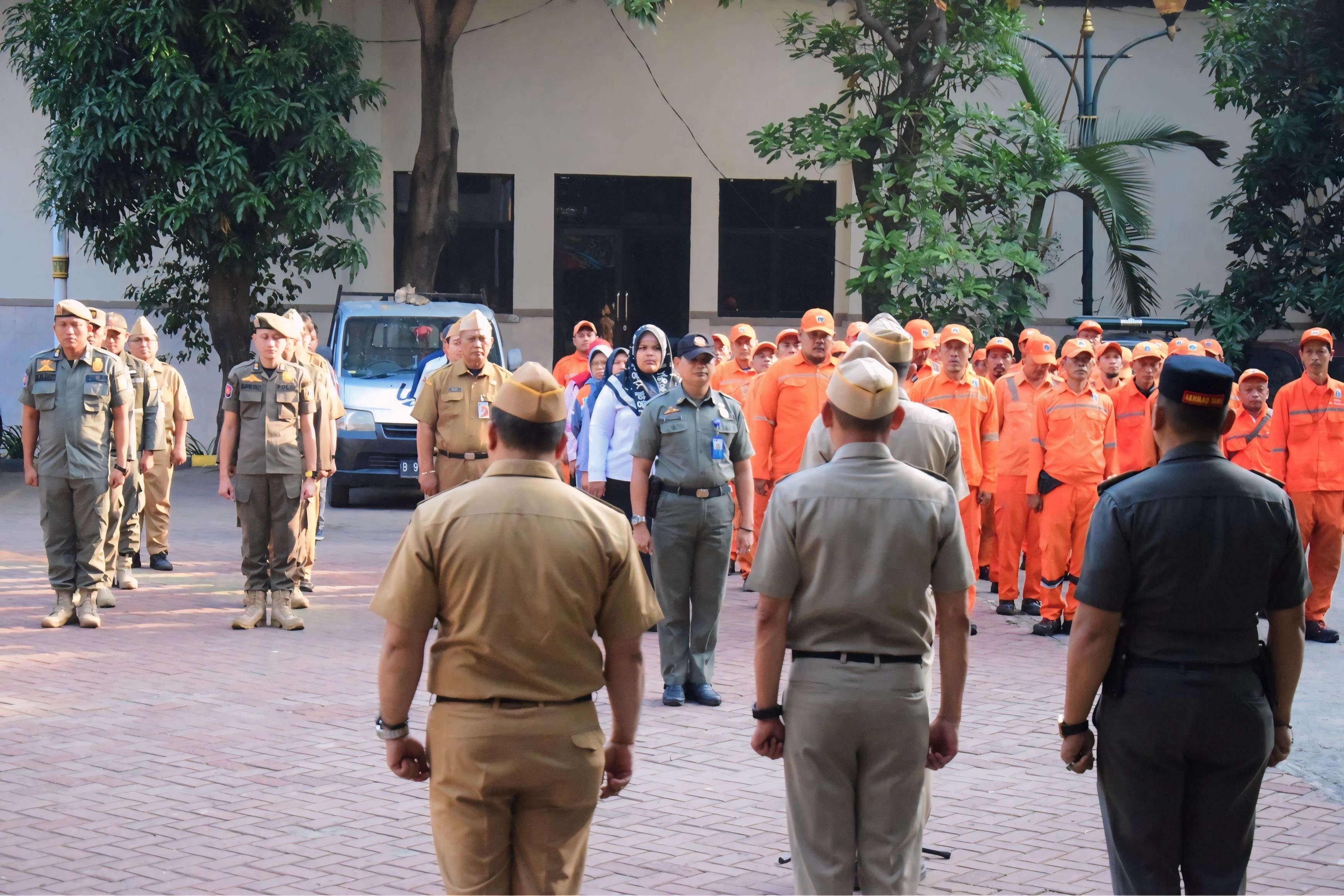 Kelurahan Pejagalan Gelar Apel Senin Pagi untuk Meningkatkan Disiplin dan Kinerja Aparatur 3
