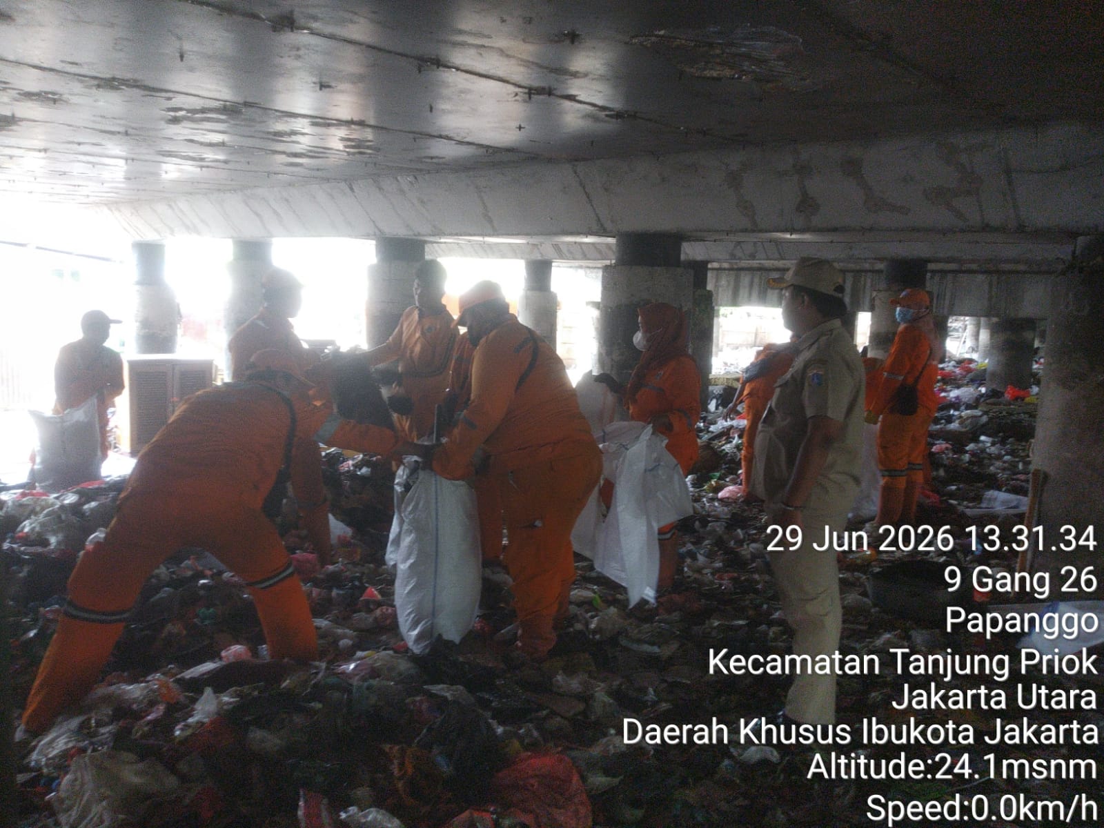 Pembersihan Sampah di Kolong Tol RW 008, Wujud Sinergi Menjaga Kebersihan Lingkungan Kelurahan Papanggo 7