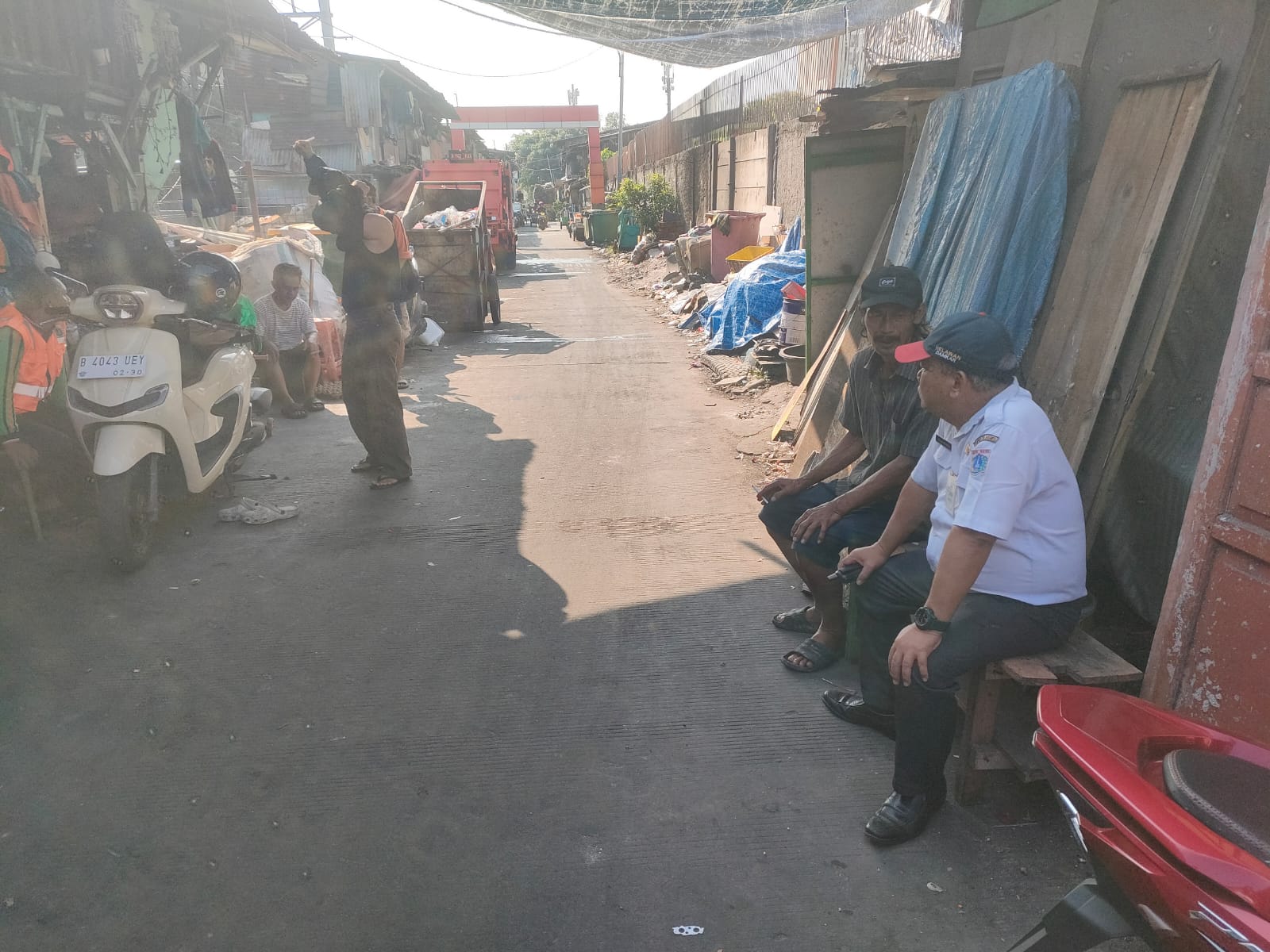 Meninjau dan Monitoring TPS sampah di RW 12. 2