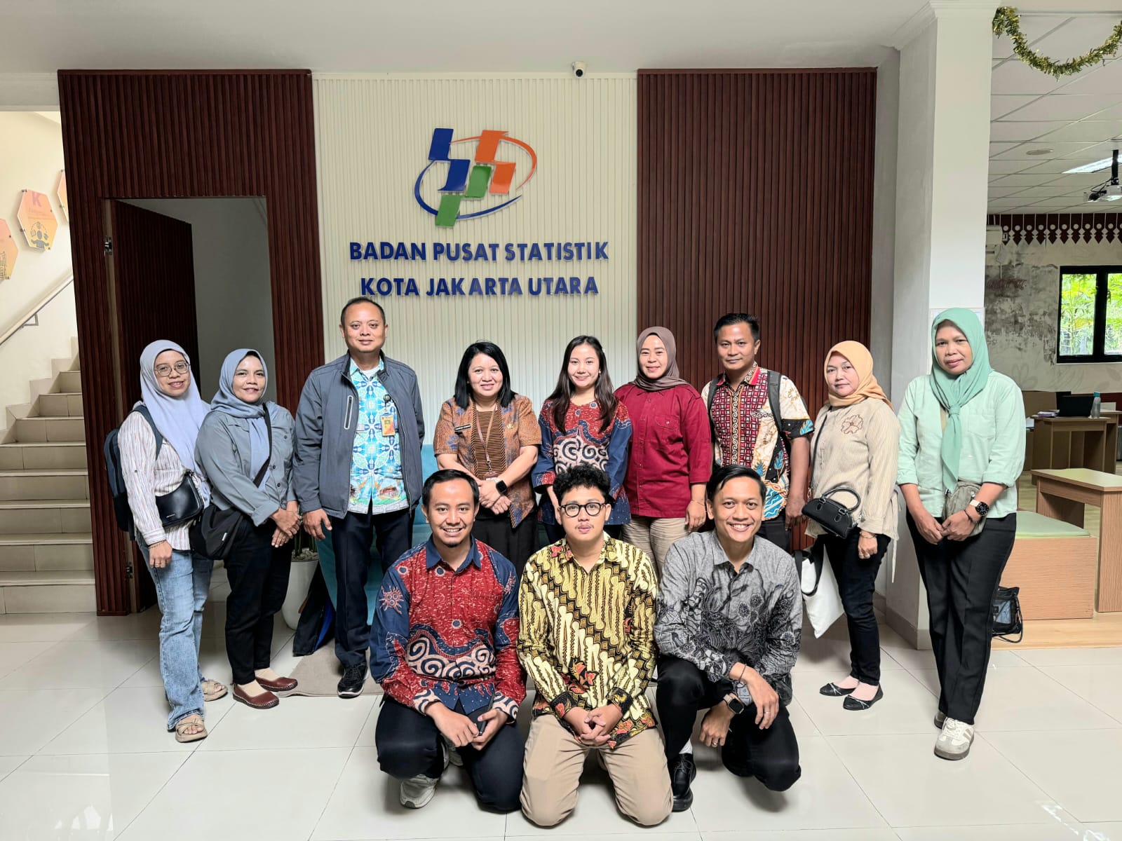 Kasi Ekonomi dan Pembangunan serta Agen Statistik Kelurahan Rawa Badak Selatan Ikuti Pengolahan Data Lomba Desa Cantik 4