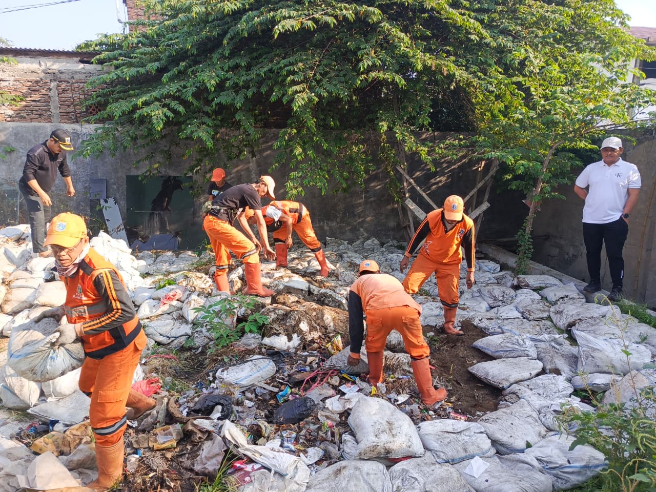 Kerja Bakti Wujudkan Lingkungan Bersih dan Guyub, Sinergi Warga dan Tiga Pilar Perkuat Semangat Gotong Royong di Kamal Muara 6