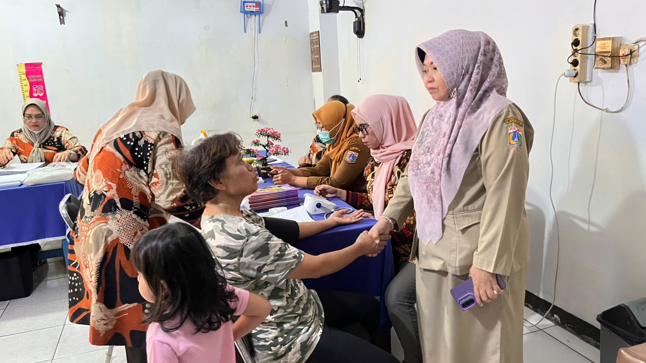 Monitoring Kasi Kesra dalam Pelaksanaan Posyandu Balita dan Lansia RW 006 Kelurahan Pademangan Timur 8