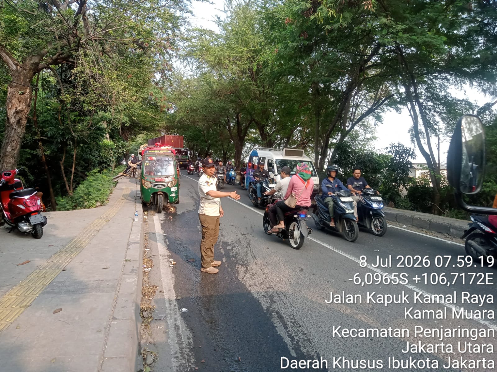 Respon Cepat Pascakebakaran, Kelurahan Kamal Muara Sigap Tangani Kemunculan Kepulan Asap di Pinggir Kali Kamal 3