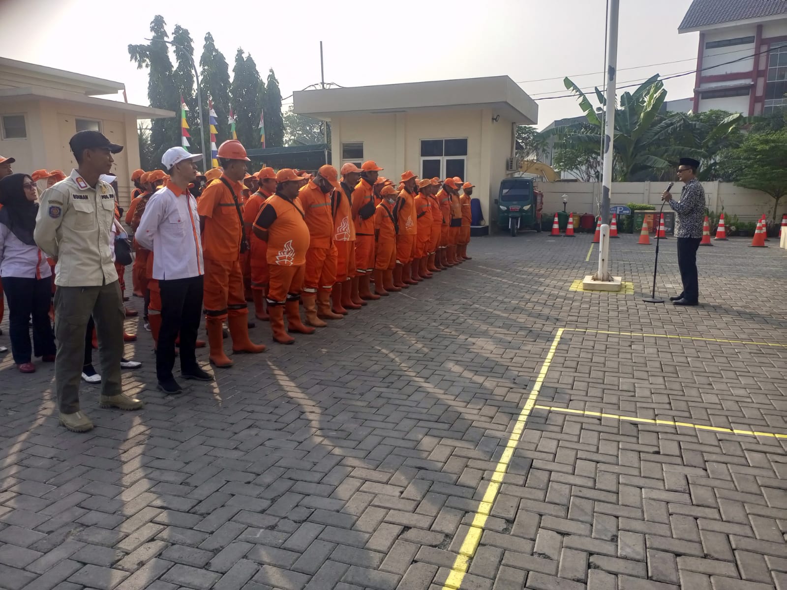 Meningkatkan Kedisiplinan dan Sinergi Pelayanan, Sekcam Cilincing Pimpin Apel Pagi di Kelurahan Sukapura 2