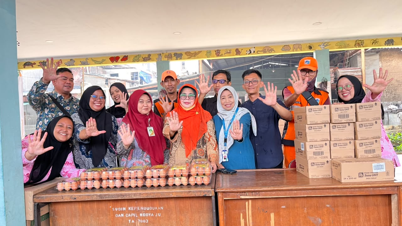 Pendistribusian Program Pangan Bersubsidi di RPTRA Patimura Kelurahan Pademangan Timur 7