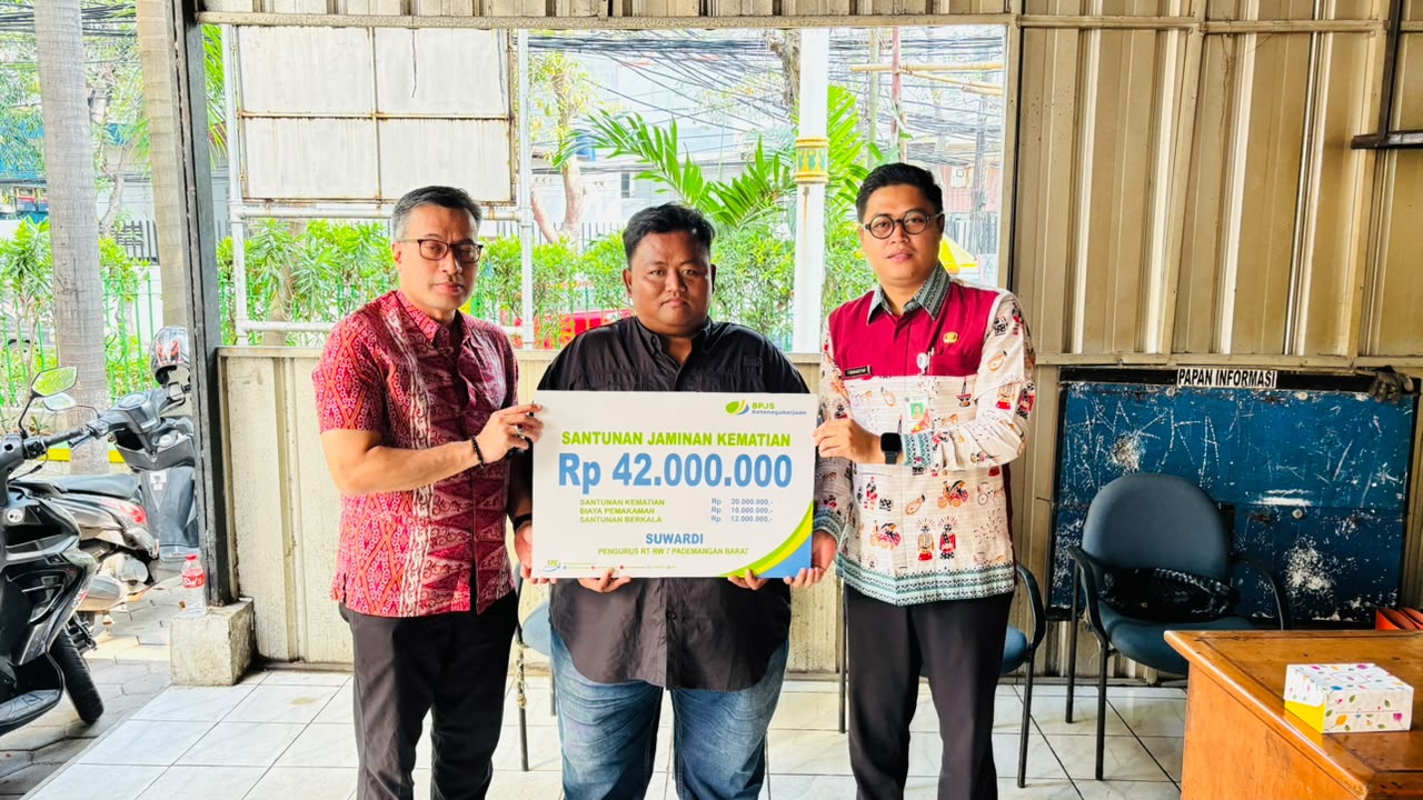 BPJS Ketenagakerjaan Cabang Mangga Dua Salurkan Santunan Jaminan Kematian kepada Ahli Waris Pengurus RT 11 RW 07 di Kelurahan Pademangan Barat 5