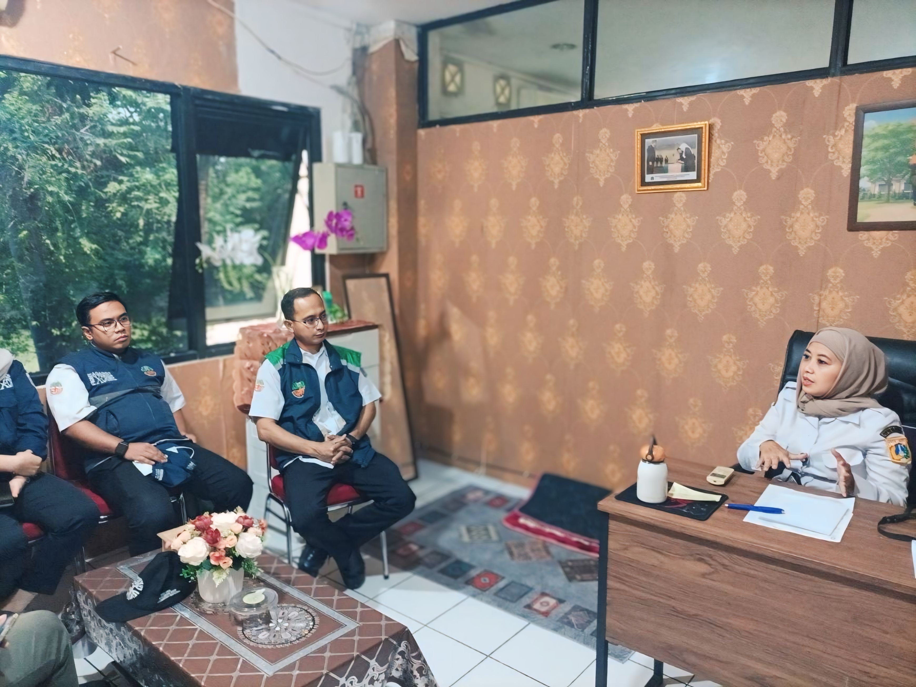 SEKRETARIS KELURAHAN PEJAGALAN TERIMA KUNJUNGAN SUDIN LINGKUNGAN HIDUP KOTA ADMINISTRASI JAKARTA UTARA 2