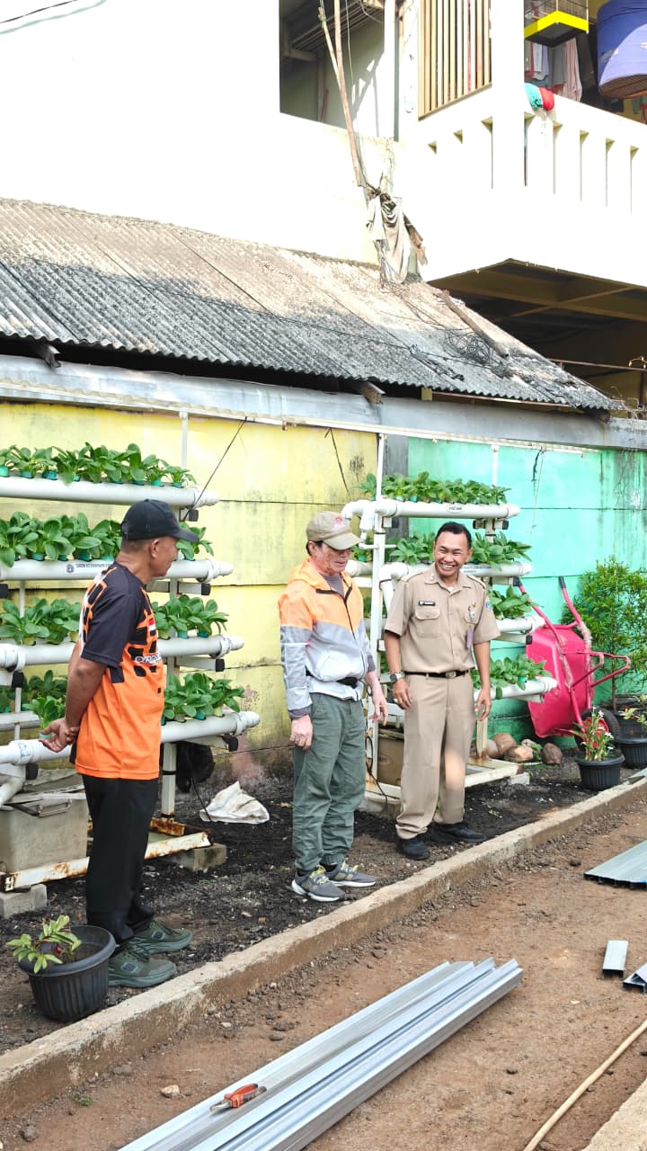 Lurah Rawa Badak Selatan Monitoring Pengembangan Pertanian Perkotaan di RPTRA Rasela 5