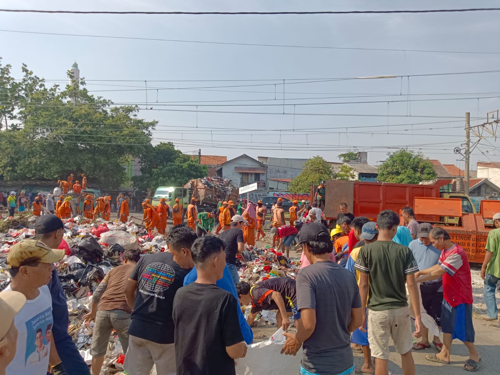 Kerja Bakti di  Bantaran Rel Kereta KAI Kelurahan Tanjung Priok 3
