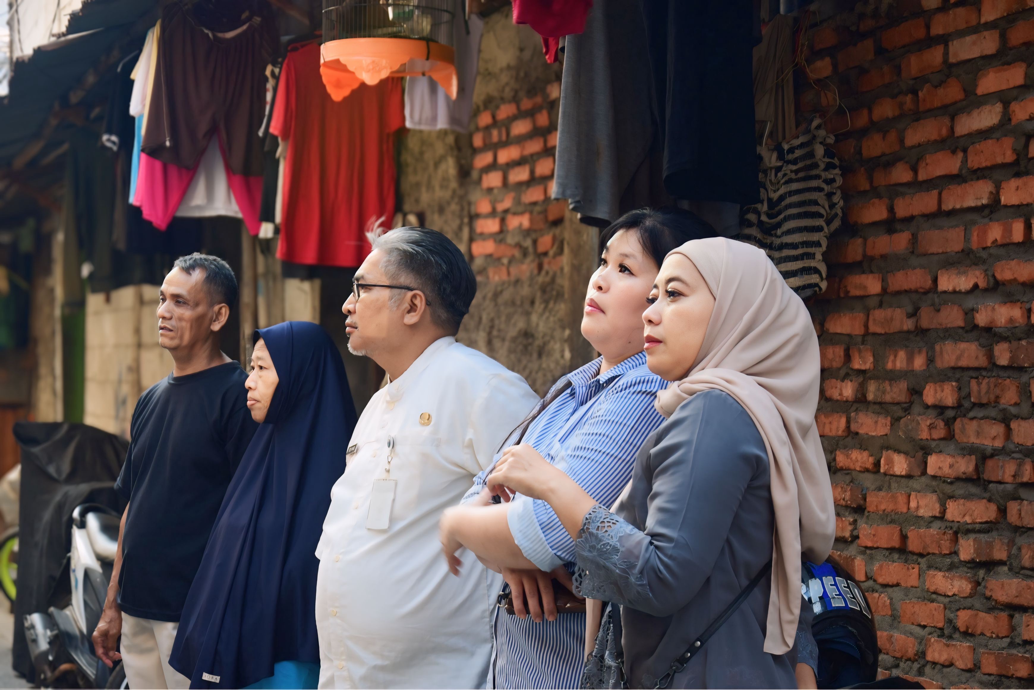 Sekretaris Kelurahan Pejagalan Serahkan Hasil Program Bedah Rumah BAZNAS BAZIS kepada Penerima Manfaat di RW 009 4