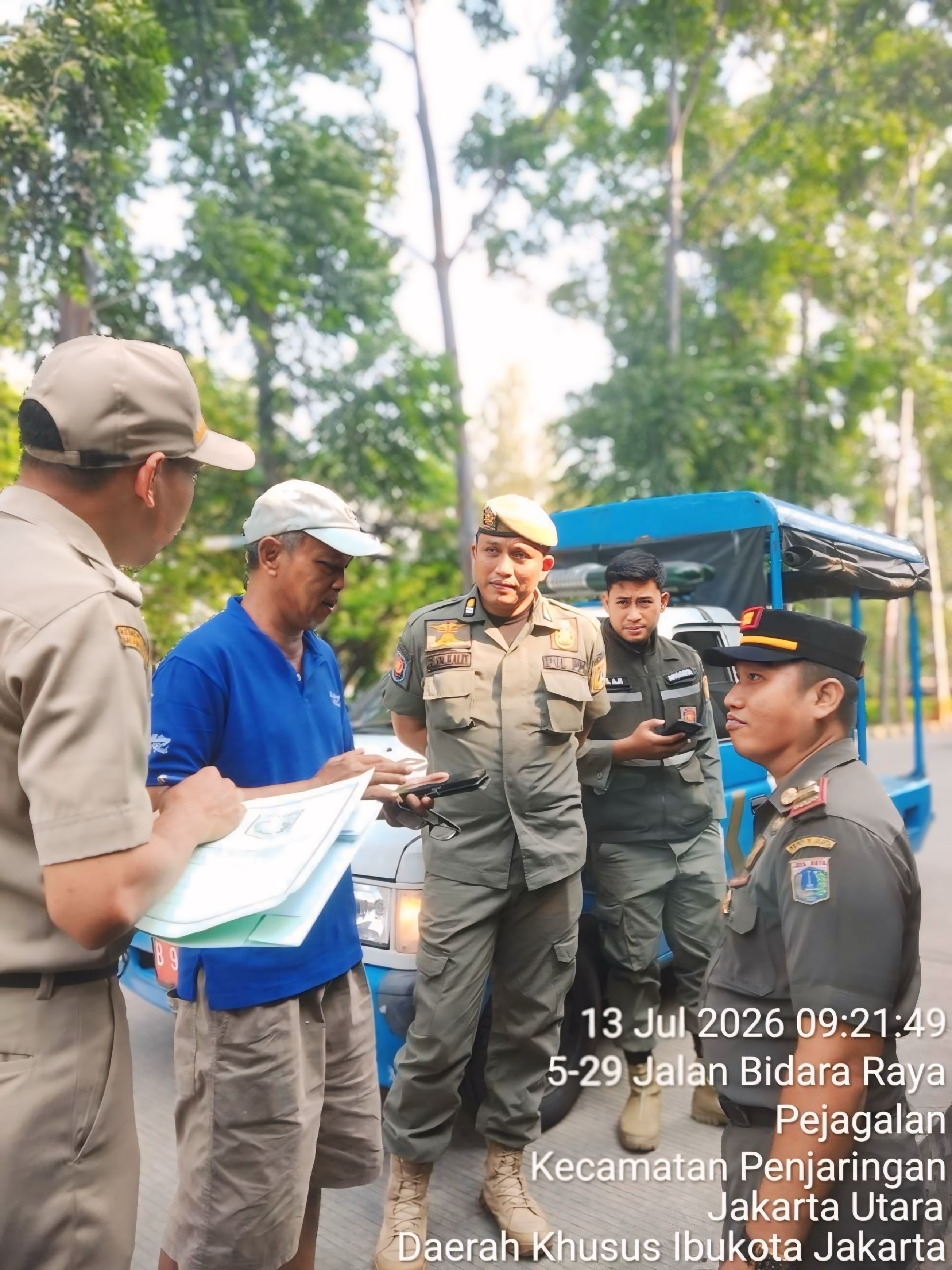 Kasie Pemerintahan dan Satpol PP Kelurahan Pejagalan Tindak Lanjuti Laporan CRM Dugaan Pencurian Kabel di RW 005 2