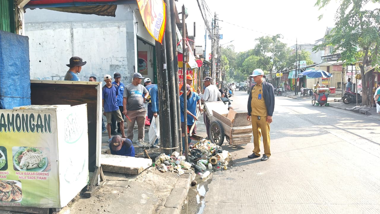 Kasi Ekonomi dan Pembangunan Monitoring Pengerjaan Pengangkatan Lumpur dan Sampah di Saluran Jl. Alur Laut 4